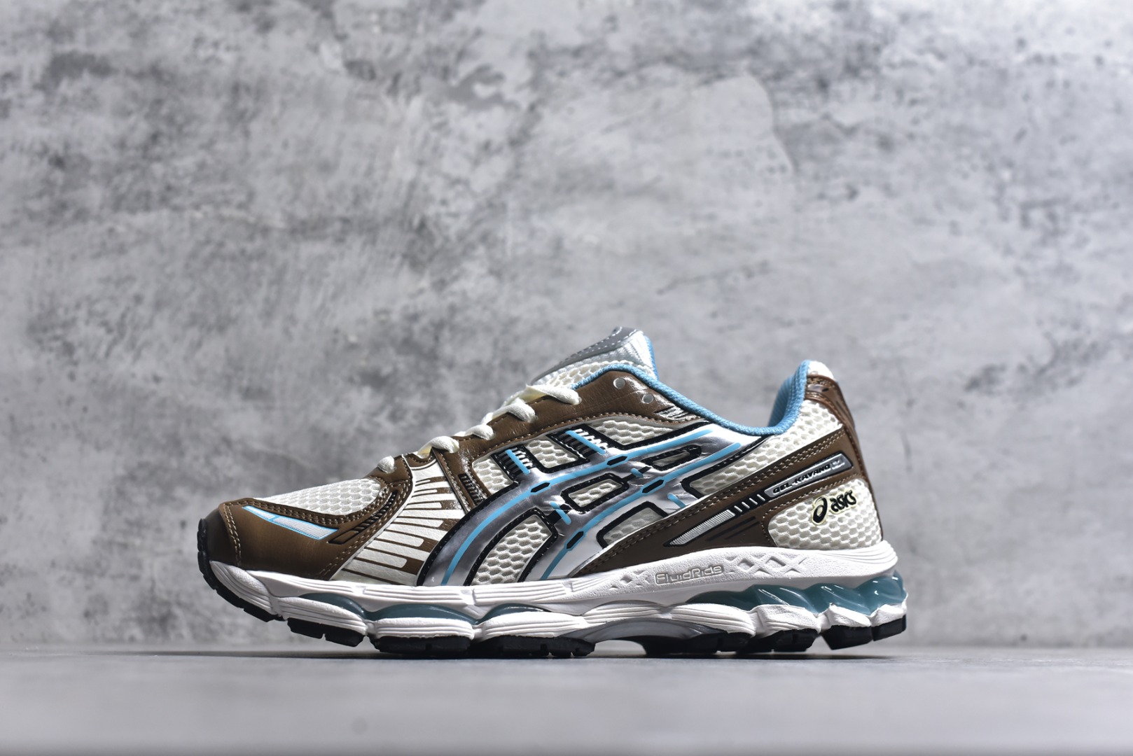 #亚瑟士 KITH x Asics Gel-Kayano 12.1 “Light Sage”运动舒适防滑透气 低帮跑步鞋 厚底增高老爹鞋 该款ASICS Kayano 12.1 x KITH联名款鞋面采用混合版本，集成了Kayano 12的鞋面和GelNimbus 17的缓震系统，鞋盒配有ASICS和KITH的标志，鞋带颜色多样，鞋底为黑色橡胶，鞋面设计有皮革元素，整体外观时尚精致，与早期运动鞋相比，该款更具特色。￼个人觉得今年 Asics 的鞋王就是它了。低饱和度的湖水绿自带高级感。米白色的做旧中底 复古氛围感十足 #晒晒你的百搭秋冬通勤鞋 #跑鞋刮起复古风 #复古赛道一双踏入#新复古回潮#双11到手不剁手 #双11装备秒到手 #鞋王争霸赛 #点缀我的秋季穿搭#潮流入秋攻略 #秋日少年感穿搭 #潮流尖子生#我最百搭的单品#硬控我的百搭好鞋#更新我的秋日鞋柜#穿这双鞋子走进秋天 货号： 1203A827-101 尺码：36-47-选品中心