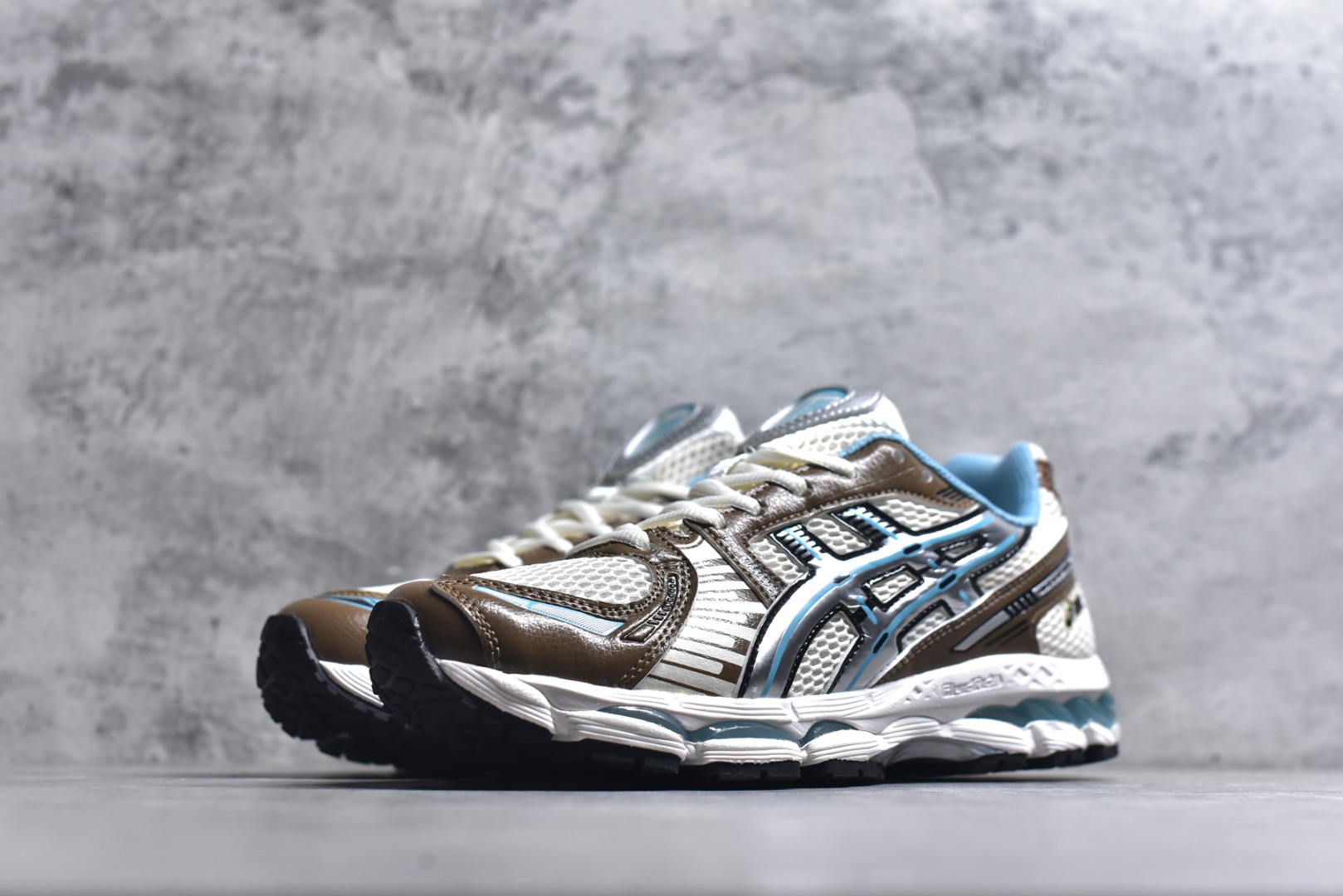 图片[2]-#亚瑟士 KITH x Asics Gel-Kayano 12.1 “Light Sage”运动舒适防滑透气 低帮跑步鞋 厚底增高老爹鞋 该款ASICS Kayano 12.1 x KITH联名款鞋面采用混合版本，集成了Kayano 12的鞋面和GelNimbus 17的缓震系统，鞋盒配有ASICS和KITH的标志，鞋带颜色多样，鞋底为黑色橡胶，鞋面设计有皮革元素，整体外观时尚精致，与早期运动鞋相比，该款更具特色。￼个人觉得今年 Asics 的鞋王就是它了。低饱和度的湖水绿自带高级感。米白色的做旧中底 复古氛围感十足 #晒晒你的百搭秋冬通勤鞋 #跑鞋刮起复古风 #复古赛道一双踏入#新复古回潮#双11到手不剁手 #双11装备秒到手 #鞋王争霸赛 #点缀我的秋季穿搭#潮流入秋攻略 #秋日少年感穿搭 #潮流尖子生#我最百搭的单品#硬控我的百搭好鞋#更新我的秋日鞋柜#穿这双鞋子走进秋天 货号： 1203A827-101 尺码：36-47-选品中心