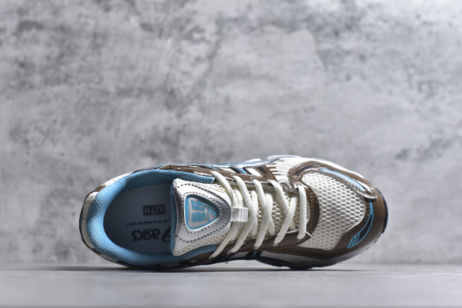 图片[4]-#亚瑟士 KITH x Asics Gel-Kayano 12.1 “Light Sage”运动舒适防滑透气 低帮跑步鞋 厚底增高老爹鞋 该款ASICS Kayano 12.1 x KITH联名款鞋面采用混合版本，集成了Kayano 12的鞋面和GelNimbus 17的缓震系统，鞋盒配有ASICS和KITH的标志，鞋带颜色多样，鞋底为黑色橡胶，鞋面设计有皮革元素，整体外观时尚精致，与早期运动鞋相比，该款更具特色。￼个人觉得今年 Asics 的鞋王就是它了。低饱和度的湖水绿自带高级感。米白色的做旧中底 复古氛围感十足 #晒晒你的百搭秋冬通勤鞋 #跑鞋刮起复古风 #复古赛道一双踏入#新复古回潮#双11到手不剁手 #双11装备秒到手 #鞋王争霸赛 #点缀我的秋季穿搭#潮流入秋攻略 #秋日少年感穿搭 #潮流尖子生#我最百搭的单品#硬控我的百搭好鞋#更新我的秋日鞋柜#穿这双鞋子走进秋天 货号： 1203A827-101 尺码：36-47-选品中心