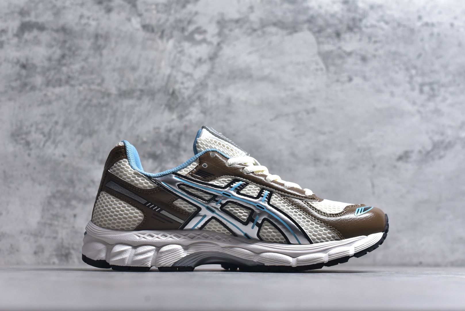 图片[3]-#亚瑟士 KITH x Asics Gel-Kayano 12.1 “Light Sage”运动舒适防滑透气 低帮跑步鞋 厚底增高老爹鞋 该款ASICS Kayano 12.1 x KITH联名款鞋面采用混合版本，集成了Kayano 12的鞋面和GelNimbus 17的缓震系统，鞋盒配有ASICS和KITH的标志，鞋带颜色多样，鞋底为黑色橡胶，鞋面设计有皮革元素，整体外观时尚精致，与早期运动鞋相比，该款更具特色。￼个人觉得今年 Asics 的鞋王就是它了。低饱和度的湖水绿自带高级感。米白色的做旧中底 复古氛围感十足 #晒晒你的百搭秋冬通勤鞋 #跑鞋刮起复古风 #复古赛道一双踏入#新复古回潮#双11到手不剁手 #双11装备秒到手 #鞋王争霸赛 #点缀我的秋季穿搭#潮流入秋攻略 #秋日少年感穿搭 #潮流尖子生#我最百搭的单品#硬控我的百搭好鞋#更新我的秋日鞋柜#穿这双鞋子走进秋天 货号： 1203A827-101 尺码：36-47-选品中心