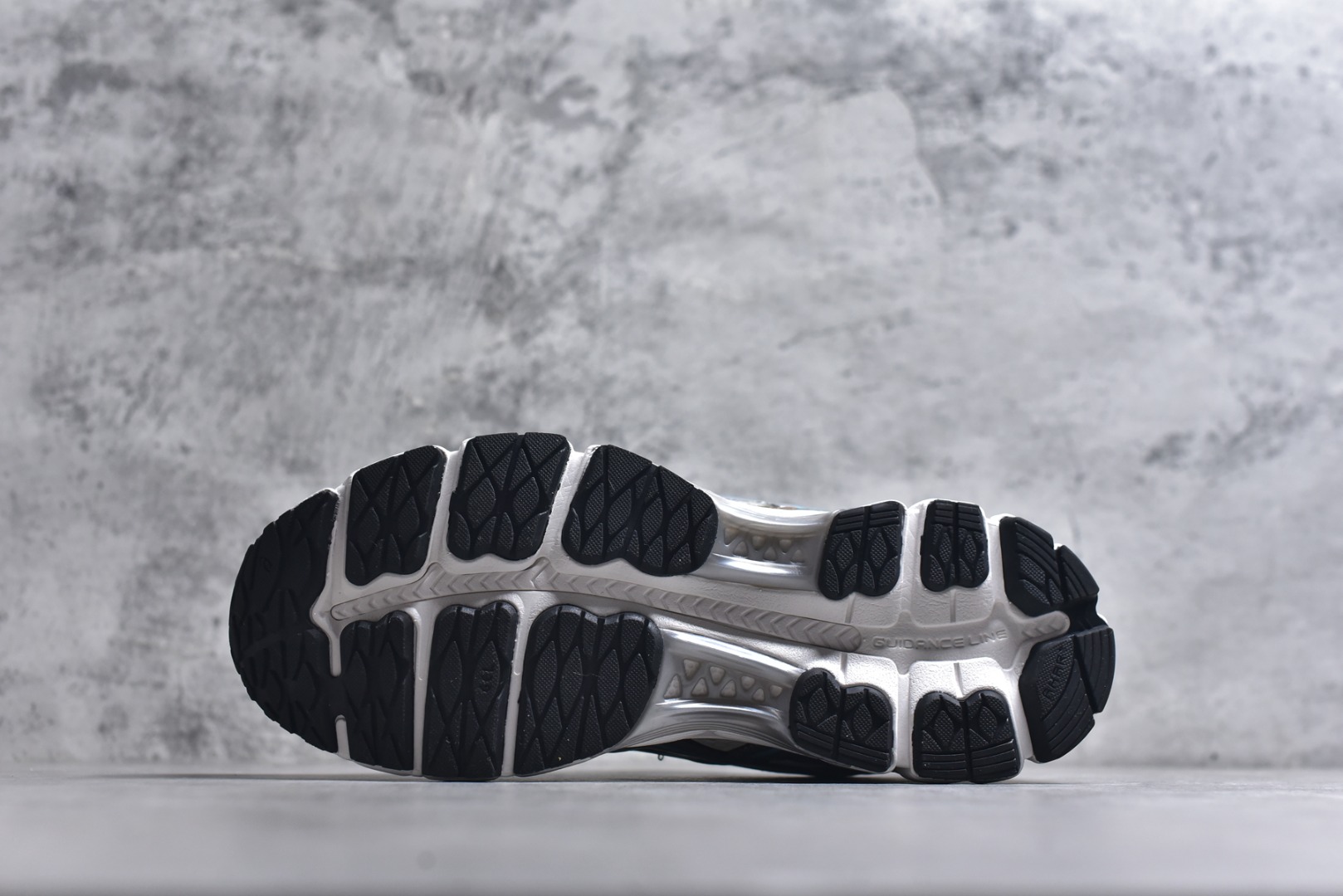 图片[6]-#亚瑟士 KITH x Asics Gel-Kayano 12.1 “Light Sage”运动舒适防滑透气 低帮跑步鞋 厚底增高老爹鞋 该款ASICS Kayano 12.1 x KITH联名款鞋面采用混合版本，集成了Kayano 12的鞋面和GelNimbus 17的缓震系统，鞋盒配有ASICS和KITH的标志，鞋带颜色多样，鞋底为黑色橡胶，鞋面设计有皮革元素，整体外观时尚精致，与早期运动鞋相比，该款更具特色。￼个人觉得今年 Asics 的鞋王就是它了。低饱和度的湖水绿自带高级感。米白色的做旧中底 复古氛围感十足 #晒晒你的百搭秋冬通勤鞋 #跑鞋刮起复古风 #复古赛道一双踏入#新复古回潮#双11到手不剁手 #双11装备秒到手 #鞋王争霸赛 #点缀我的秋季穿搭#潮流入秋攻略 #秋日少年感穿搭 #潮流尖子生#我最百搭的单品#硬控我的百搭好鞋#更新我的秋日鞋柜#穿这双鞋子走进秋天 货号： 1203A827-101 尺码：36-47-选品中心