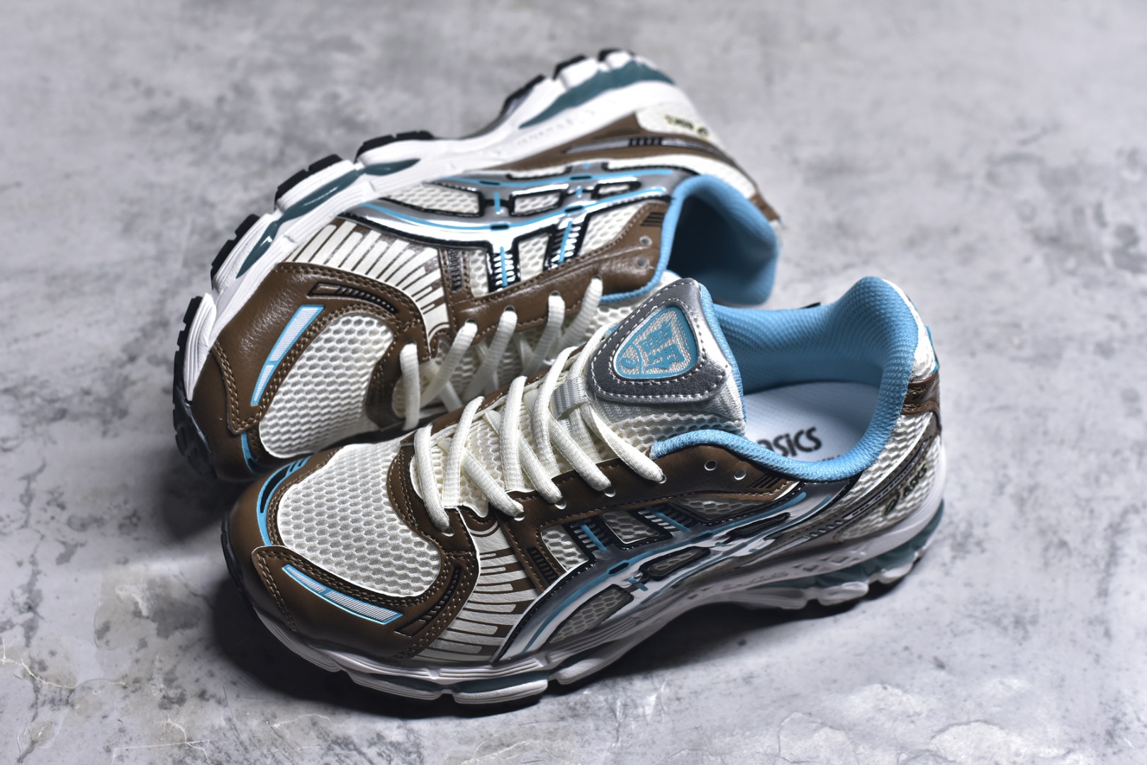 图片[7]-#亚瑟士 KITH x Asics Gel-Kayano 12.1 “Light Sage”运动舒适防滑透气 低帮跑步鞋 厚底增高老爹鞋 该款ASICS Kayano 12.1 x KITH联名款鞋面采用混合版本，集成了Kayano 12的鞋面和GelNimbus 17的缓震系统，鞋盒配有ASICS和KITH的标志，鞋带颜色多样，鞋底为黑色橡胶，鞋面设计有皮革元素，整体外观时尚精致，与早期运动鞋相比，该款更具特色。￼个人觉得今年 Asics 的鞋王就是它了。低饱和度的湖水绿自带高级感。米白色的做旧中底 复古氛围感十足 #晒晒你的百搭秋冬通勤鞋 #跑鞋刮起复古风 #复古赛道一双踏入#新复古回潮#双11到手不剁手 #双11装备秒到手 #鞋王争霸赛 #点缀我的秋季穿搭#潮流入秋攻略 #秋日少年感穿搭 #潮流尖子生#我最百搭的单品#硬控我的百搭好鞋#更新我的秋日鞋柜#穿这双鞋子走进秋天 货号： 1203A827-101 尺码：36-47-选品中心