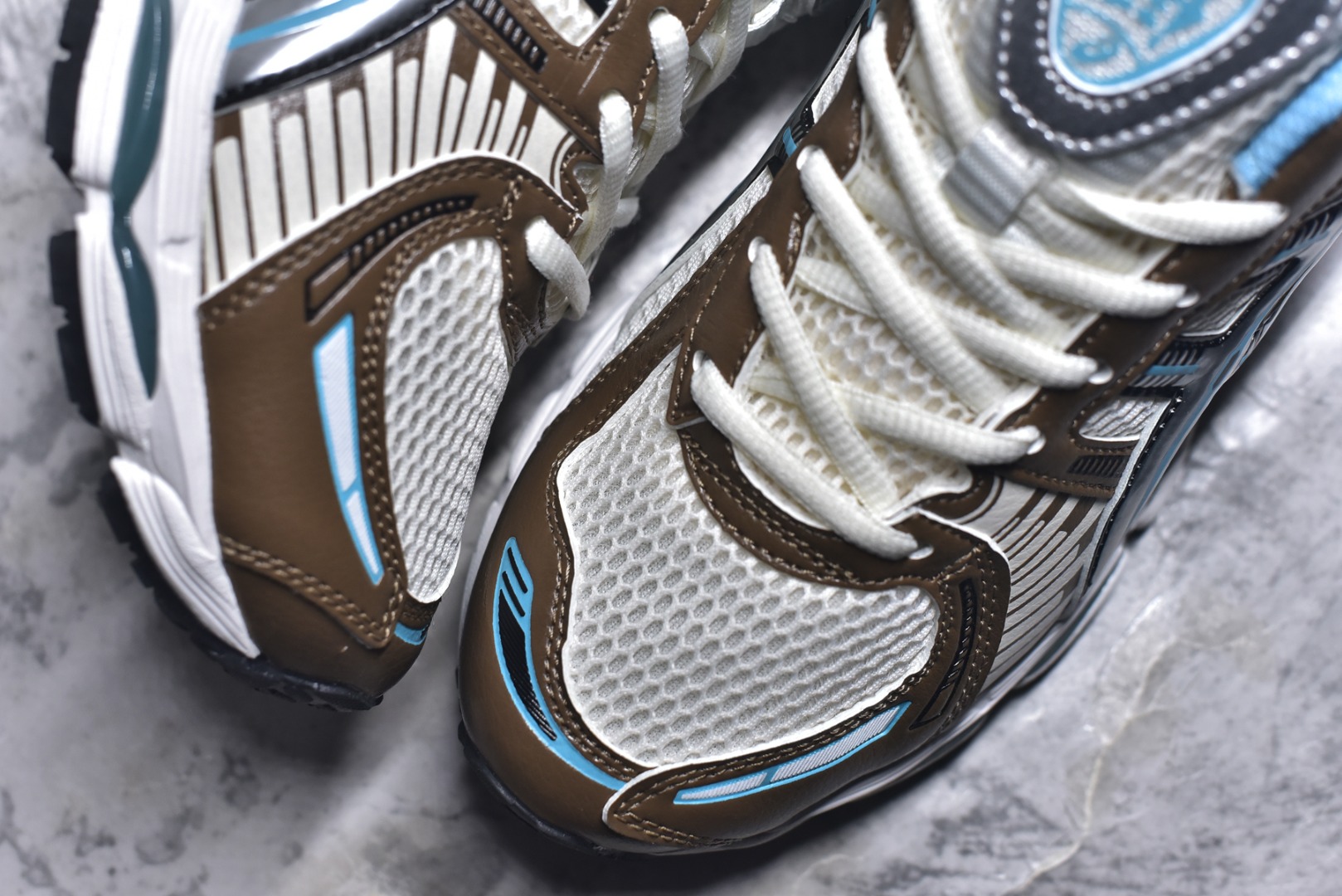 图片[8]-#亚瑟士 KITH x Asics Gel-Kayano 12.1 “Light Sage”运动舒适防滑透气 低帮跑步鞋 厚底增高老爹鞋 该款ASICS Kayano 12.1 x KITH联名款鞋面采用混合版本，集成了Kayano 12的鞋面和GelNimbus 17的缓震系统，鞋盒配有ASICS和KITH的标志，鞋带颜色多样，鞋底为黑色橡胶，鞋面设计有皮革元素，整体外观时尚精致，与早期运动鞋相比，该款更具特色。￼个人觉得今年 Asics 的鞋王就是它了。低饱和度的湖水绿自带高级感。米白色的做旧中底 复古氛围感十足 #晒晒你的百搭秋冬通勤鞋 #跑鞋刮起复古风 #复古赛道一双踏入#新复古回潮#双11到手不剁手 #双11装备秒到手 #鞋王争霸赛 #点缀我的秋季穿搭#潮流入秋攻略 #秋日少年感穿搭 #潮流尖子生#我最百搭的单品#硬控我的百搭好鞋#更新我的秋日鞋柜#穿这双鞋子走进秋天 货号： 1203A827-101 尺码：36-47-选品中心