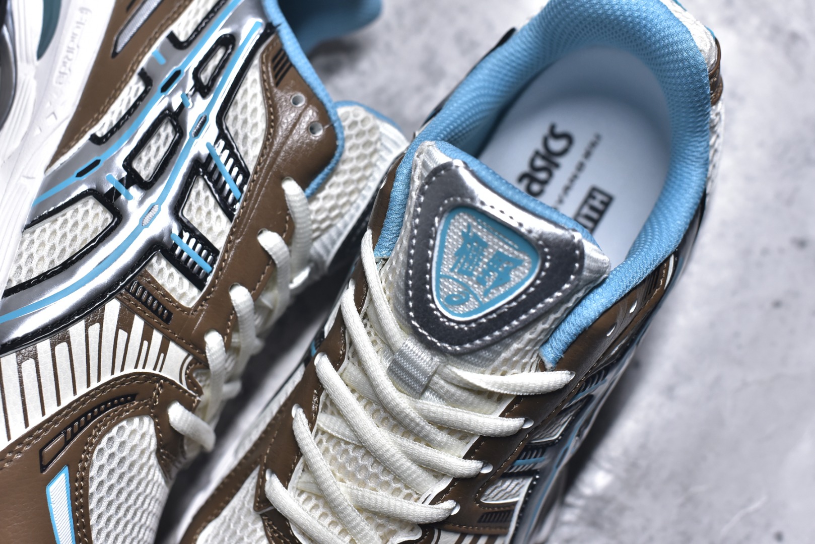 图片[9]-#亚瑟士 KITH x Asics Gel-Kayano 12.1 “Light Sage”运动舒适防滑透气 低帮跑步鞋 厚底增高老爹鞋 该款ASICS Kayano 12.1 x KITH联名款鞋面采用混合版本，集成了Kayano 12的鞋面和GelNimbus 17的缓震系统，鞋盒配有ASICS和KITH的标志，鞋带颜色多样，鞋底为黑色橡胶，鞋面设计有皮革元素，整体外观时尚精致，与早期运动鞋相比，该款更具特色。￼个人觉得今年 Asics 的鞋王就是它了。低饱和度的湖水绿自带高级感。米白色的做旧中底 复古氛围感十足 #晒晒你的百搭秋冬通勤鞋 #跑鞋刮起复古风 #复古赛道一双踏入#新复古回潮#双11到手不剁手 #双11装备秒到手 #鞋王争霸赛 #点缀我的秋季穿搭#潮流入秋攻略 #秋日少年感穿搭 #潮流尖子生#我最百搭的单品#硬控我的百搭好鞋#更新我的秋日鞋柜#穿这双鞋子走进秋天 货号： 1203A827-101 尺码：36-47-选品中心