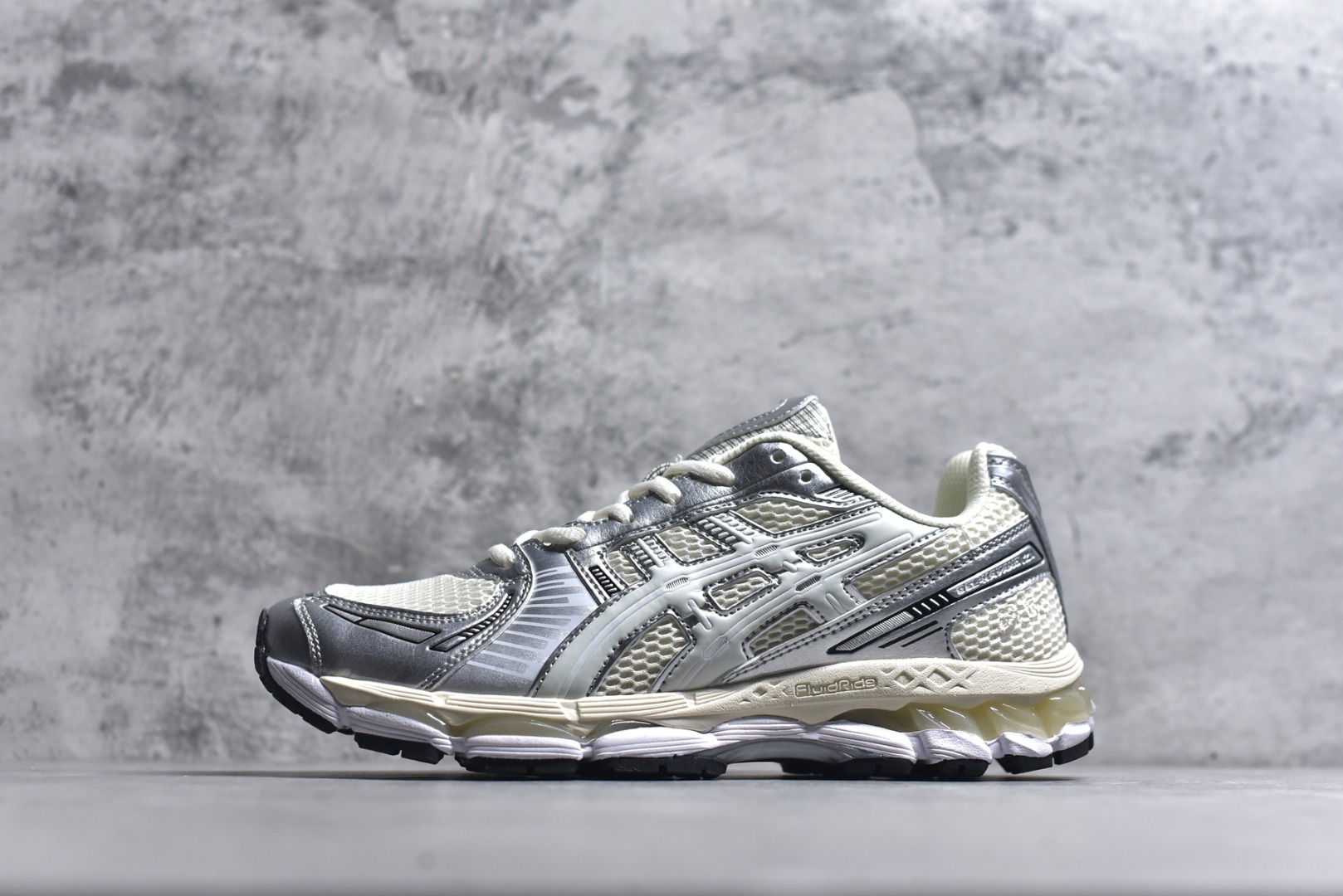 #亚瑟士 KITH x Asics Gel-Kayano 12.1 “Light Sage”运动舒适防滑透气 低帮跑步鞋 厚底增高老爹鞋 该款ASICS Kayano 12.1 x KITH联名款鞋面采用混合版本，集成了Kayano 12的鞋面和GelNimbus 17的缓震系统，鞋盒配有ASICS和KITH的标志，鞋带颜色多样，鞋底为黑色橡胶，鞋面设计有皮革元素，整体外观时尚精致，与早期运动鞋相比，该款更具特色。￼个人觉得今年 Asics 的鞋王就是它了。低饱和度的湖水绿自带高级感。米白色的做旧中底 复古氛围感十足 #晒晒你的百搭秋冬通勤鞋 #跑鞋刮起复古风 #复古赛道一双踏入#新复古回潮#双11到手不剁手 #双11装备秒到手 #鞋王争霸赛 #点缀我的秋季穿搭#潮流入秋攻略 #秋日少年感穿搭 #潮流尖子生#我最百搭的单品#硬控我的百搭好鞋#更新我的秋日鞋柜#穿这双鞋子走进秋天 货号： 1203A555-100 尺码：36-47-选品中心