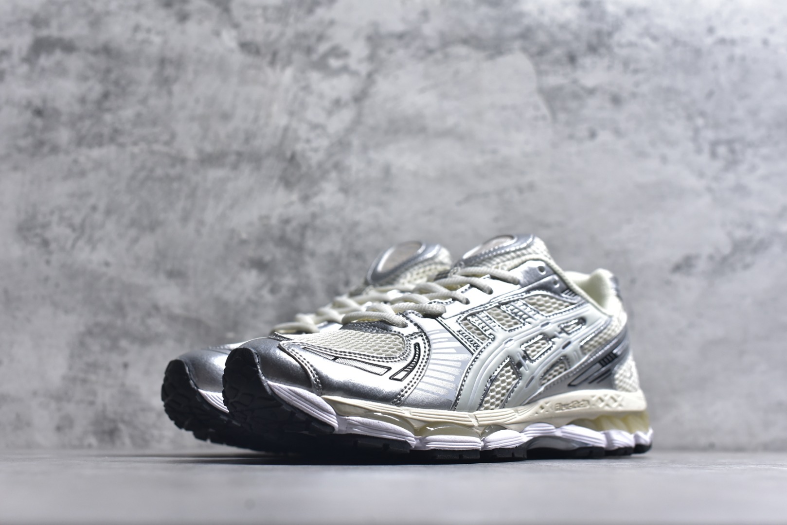 图片[2]-#亚瑟士 KITH x Asics Gel-Kayano 12.1 “Light Sage”运动舒适防滑透气 低帮跑步鞋 厚底增高老爹鞋 该款ASICS Kayano 12.1 x KITH联名款鞋面采用混合版本，集成了Kayano 12的鞋面和GelNimbus 17的缓震系统，鞋盒配有ASICS和KITH的标志，鞋带颜色多样，鞋底为黑色橡胶，鞋面设计有皮革元素，整体外观时尚精致，与早期运动鞋相比，该款更具特色。￼个人觉得今年 Asics 的鞋王就是它了。低饱和度的湖水绿自带高级感。米白色的做旧中底 复古氛围感十足 #晒晒你的百搭秋冬通勤鞋 #跑鞋刮起复古风 #复古赛道一双踏入#新复古回潮#双11到手不剁手 #双11装备秒到手 #鞋王争霸赛 #点缀我的秋季穿搭#潮流入秋攻略 #秋日少年感穿搭 #潮流尖子生#我最百搭的单品#硬控我的百搭好鞋#更新我的秋日鞋柜#穿这双鞋子走进秋天 货号： 1203A555-100 尺码：36-47-选品中心