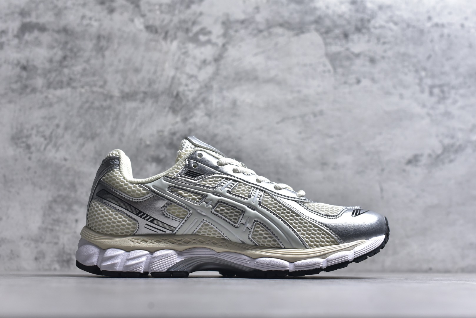 图片[3]-#亚瑟士 KITH x Asics Gel-Kayano 12.1 “Light Sage”运动舒适防滑透气 低帮跑步鞋 厚底增高老爹鞋 该款ASICS Kayano 12.1 x KITH联名款鞋面采用混合版本，集成了Kayano 12的鞋面和GelNimbus 17的缓震系统，鞋盒配有ASICS和KITH的标志，鞋带颜色多样，鞋底为黑色橡胶，鞋面设计有皮革元素，整体外观时尚精致，与早期运动鞋相比，该款更具特色。￼个人觉得今年 Asics 的鞋王就是它了。低饱和度的湖水绿自带高级感。米白色的做旧中底 复古氛围感十足 #晒晒你的百搭秋冬通勤鞋 #跑鞋刮起复古风 #复古赛道一双踏入#新复古回潮#双11到手不剁手 #双11装备秒到手 #鞋王争霸赛 #点缀我的秋季穿搭#潮流入秋攻略 #秋日少年感穿搭 #潮流尖子生#我最百搭的单品#硬控我的百搭好鞋#更新我的秋日鞋柜#穿这双鞋子走进秋天 货号： 1203A555-100 尺码：36-47-选品中心