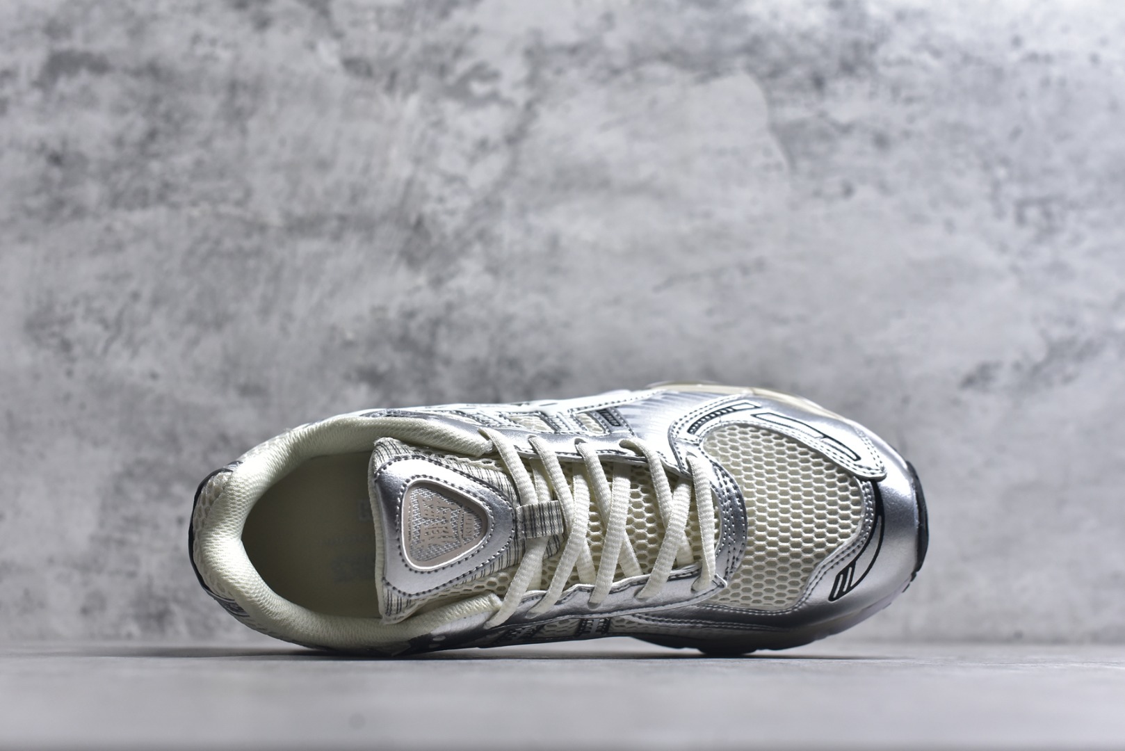 图片[4]-#亚瑟士 KITH x Asics Gel-Kayano 12.1 “Light Sage”运动舒适防滑透气 低帮跑步鞋 厚底增高老爹鞋 该款ASICS Kayano 12.1 x KITH联名款鞋面采用混合版本，集成了Kayano 12的鞋面和GelNimbus 17的缓震系统，鞋盒配有ASICS和KITH的标志，鞋带颜色多样，鞋底为黑色橡胶，鞋面设计有皮革元素，整体外观时尚精致，与早期运动鞋相比，该款更具特色。￼个人觉得今年 Asics 的鞋王就是它了。低饱和度的湖水绿自带高级感。米白色的做旧中底 复古氛围感十足 #晒晒你的百搭秋冬通勤鞋 #跑鞋刮起复古风 #复古赛道一双踏入#新复古回潮#双11到手不剁手 #双11装备秒到手 #鞋王争霸赛 #点缀我的秋季穿搭#潮流入秋攻略 #秋日少年感穿搭 #潮流尖子生#我最百搭的单品#硬控我的百搭好鞋#更新我的秋日鞋柜#穿这双鞋子走进秋天 货号： 1203A555-100 尺码：36-47-选品中心