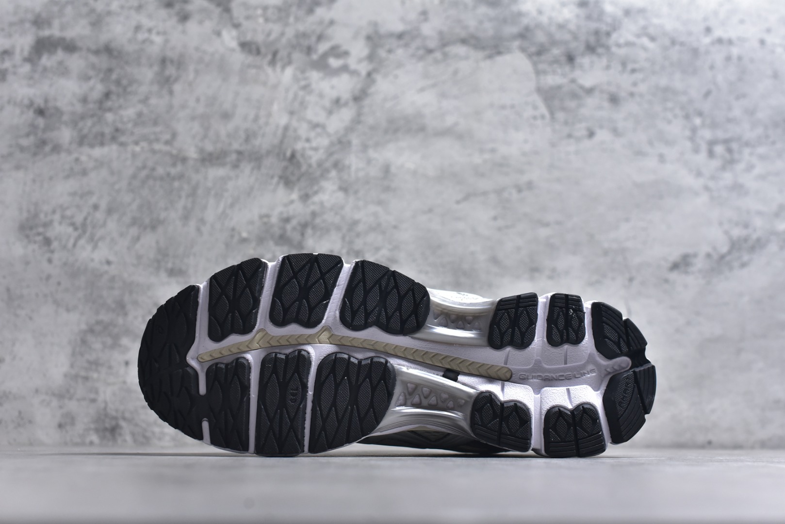 图片[6]-#亚瑟士 KITH x Asics Gel-Kayano 12.1 “Light Sage”运动舒适防滑透气 低帮跑步鞋 厚底增高老爹鞋 该款ASICS Kayano 12.1 x KITH联名款鞋面采用混合版本，集成了Kayano 12的鞋面和GelNimbus 17的缓震系统，鞋盒配有ASICS和KITH的标志，鞋带颜色多样，鞋底为黑色橡胶，鞋面设计有皮革元素，整体外观时尚精致，与早期运动鞋相比，该款更具特色。￼个人觉得今年 Asics 的鞋王就是它了。低饱和度的湖水绿自带高级感。米白色的做旧中底 复古氛围感十足 #晒晒你的百搭秋冬通勤鞋 #跑鞋刮起复古风 #复古赛道一双踏入#新复古回潮#双11到手不剁手 #双11装备秒到手 #鞋王争霸赛 #点缀我的秋季穿搭#潮流入秋攻略 #秋日少年感穿搭 #潮流尖子生#我最百搭的单品#硬控我的百搭好鞋#更新我的秋日鞋柜#穿这双鞋子走进秋天 货号： 1203A555-100 尺码：36-47-选品中心