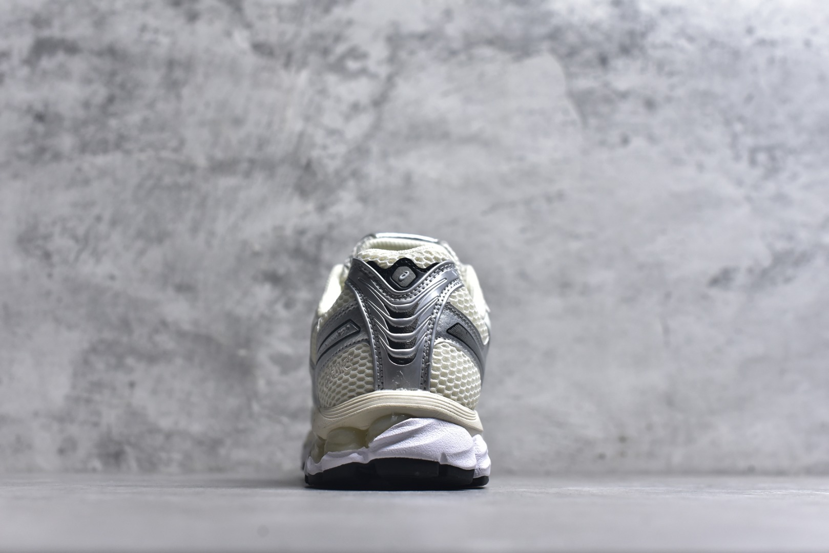 图片[5]-#亚瑟士 KITH x Asics Gel-Kayano 12.1 “Light Sage”运动舒适防滑透气 低帮跑步鞋 厚底增高老爹鞋 该款ASICS Kayano 12.1 x KITH联名款鞋面采用混合版本，集成了Kayano 12的鞋面和GelNimbus 17的缓震系统，鞋盒配有ASICS和KITH的标志，鞋带颜色多样，鞋底为黑色橡胶，鞋面设计有皮革元素，整体外观时尚精致，与早期运动鞋相比，该款更具特色。￼个人觉得今年 Asics 的鞋王就是它了。低饱和度的湖水绿自带高级感。米白色的做旧中底 复古氛围感十足 #晒晒你的百搭秋冬通勤鞋 #跑鞋刮起复古风 #复古赛道一双踏入#新复古回潮#双11到手不剁手 #双11装备秒到手 #鞋王争霸赛 #点缀我的秋季穿搭#潮流入秋攻略 #秋日少年感穿搭 #潮流尖子生#我最百搭的单品#硬控我的百搭好鞋#更新我的秋日鞋柜#穿这双鞋子走进秋天 货号： 1203A555-100 尺码：36-47-选品中心