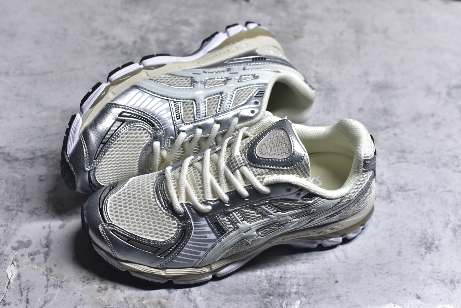 图片[7]-#亚瑟士 KITH x Asics Gel-Kayano 12.1 “Light Sage”运动舒适防滑透气 低帮跑步鞋 厚底增高老爹鞋 该款ASICS Kayano 12.1 x KITH联名款鞋面采用混合版本，集成了Kayano 12的鞋面和GelNimbus 17的缓震系统，鞋盒配有ASICS和KITH的标志，鞋带颜色多样，鞋底为黑色橡胶，鞋面设计有皮革元素，整体外观时尚精致，与早期运动鞋相比，该款更具特色。￼个人觉得今年 Asics 的鞋王就是它了。低饱和度的湖水绿自带高级感。米白色的做旧中底 复古氛围感十足 #晒晒你的百搭秋冬通勤鞋 #跑鞋刮起复古风 #复古赛道一双踏入#新复古回潮#双11到手不剁手 #双11装备秒到手 #鞋王争霸赛 #点缀我的秋季穿搭#潮流入秋攻略 #秋日少年感穿搭 #潮流尖子生#我最百搭的单品#硬控我的百搭好鞋#更新我的秋日鞋柜#穿这双鞋子走进秋天 货号： 1203A555-100 尺码：36-47-选品中心