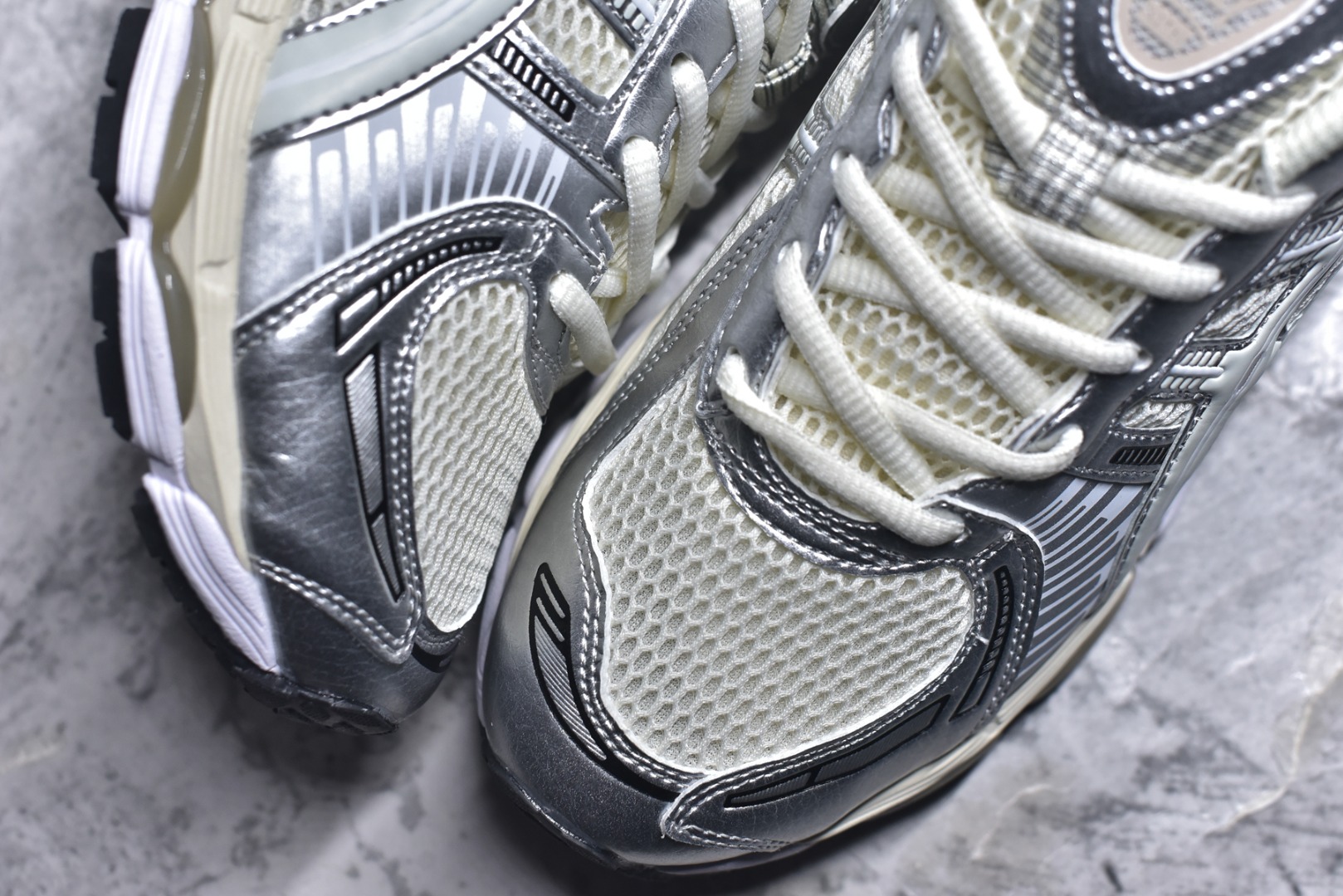 图片[8]-#亚瑟士 KITH x Asics Gel-Kayano 12.1 “Light Sage”运动舒适防滑透气 低帮跑步鞋 厚底增高老爹鞋 该款ASICS Kayano 12.1 x KITH联名款鞋面采用混合版本，集成了Kayano 12的鞋面和GelNimbus 17的缓震系统，鞋盒配有ASICS和KITH的标志，鞋带颜色多样，鞋底为黑色橡胶，鞋面设计有皮革元素，整体外观时尚精致，与早期运动鞋相比，该款更具特色。￼个人觉得今年 Asics 的鞋王就是它了。低饱和度的湖水绿自带高级感。米白色的做旧中底 复古氛围感十足 #晒晒你的百搭秋冬通勤鞋 #跑鞋刮起复古风 #复古赛道一双踏入#新复古回潮#双11到手不剁手 #双11装备秒到手 #鞋王争霸赛 #点缀我的秋季穿搭#潮流入秋攻略 #秋日少年感穿搭 #潮流尖子生#我最百搭的单品#硬控我的百搭好鞋#更新我的秋日鞋柜#穿这双鞋子走进秋天 货号： 1203A555-100 尺码：36-47-选品中心