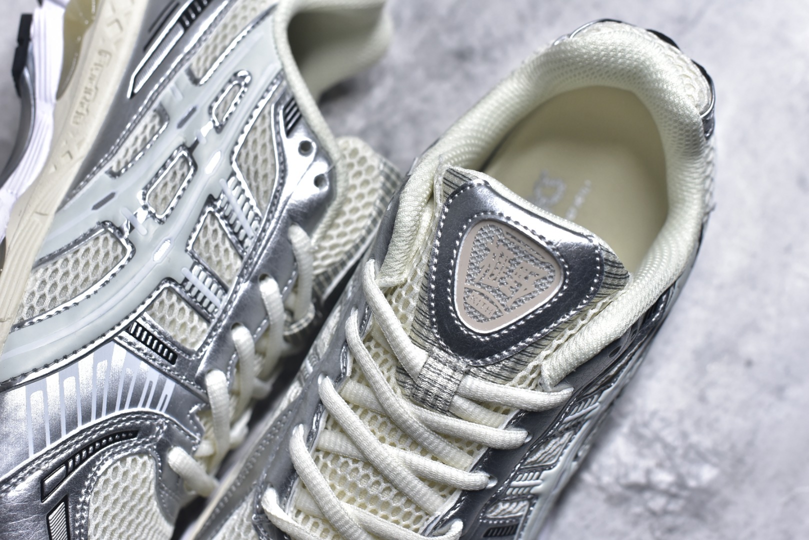 图片[9]-#亚瑟士 KITH x Asics Gel-Kayano 12.1 “Light Sage”运动舒适防滑透气 低帮跑步鞋 厚底增高老爹鞋 该款ASICS Kayano 12.1 x KITH联名款鞋面采用混合版本，集成了Kayano 12的鞋面和GelNimbus 17的缓震系统，鞋盒配有ASICS和KITH的标志，鞋带颜色多样，鞋底为黑色橡胶，鞋面设计有皮革元素，整体外观时尚精致，与早期运动鞋相比，该款更具特色。￼个人觉得今年 Asics 的鞋王就是它了。低饱和度的湖水绿自带高级感。米白色的做旧中底 复古氛围感十足 #晒晒你的百搭秋冬通勤鞋 #跑鞋刮起复古风 #复古赛道一双踏入#新复古回潮#双11到手不剁手 #双11装备秒到手 #鞋王争霸赛 #点缀我的秋季穿搭#潮流入秋攻略 #秋日少年感穿搭 #潮流尖子生#我最百搭的单品#硬控我的百搭好鞋#更新我的秋日鞋柜#穿这双鞋子走进秋天 货号： 1203A555-100 尺码：36-47-选品中心