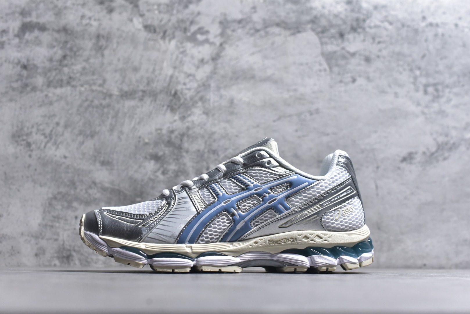 #亚瑟士 KITH x Asics Gel-Kayano 12.1 “Light Sage”运动舒适防滑透气 低帮跑步鞋 厚底增高老爹鞋 该款ASICS Kayano 12.1 x KITH联名款鞋面采用混合版本，集成了Kayano 12的鞋面和GelNimbus 17的缓震系统，鞋盒配有ASICS和KITH的标志，鞋带颜色多样，鞋底为黑色橡胶，鞋面设计有皮革元素，整体外观时尚精致，与早期运动鞋相比，该款更具特色。￼个人觉得今年 Asics 的鞋王就是它了。低饱和度的湖水绿自带高级感。米白色的做旧中底 复古氛围感十足 #晒晒你的百搭秋冬通勤鞋 #跑鞋刮起复古风 #复古赛道一双踏入#新复古回潮#双11到手不剁手 #双11装备秒到手 #鞋王争霸赛 #点缀我的秋季穿搭#潮流入秋攻略 #秋日少年感穿搭 #潮流尖子生#我最百搭的单品#硬控我的百搭好鞋#更新我的秋日鞋柜#穿这双鞋子走进秋天 货号： 1203A759-101 尺码：36-47-选品中心