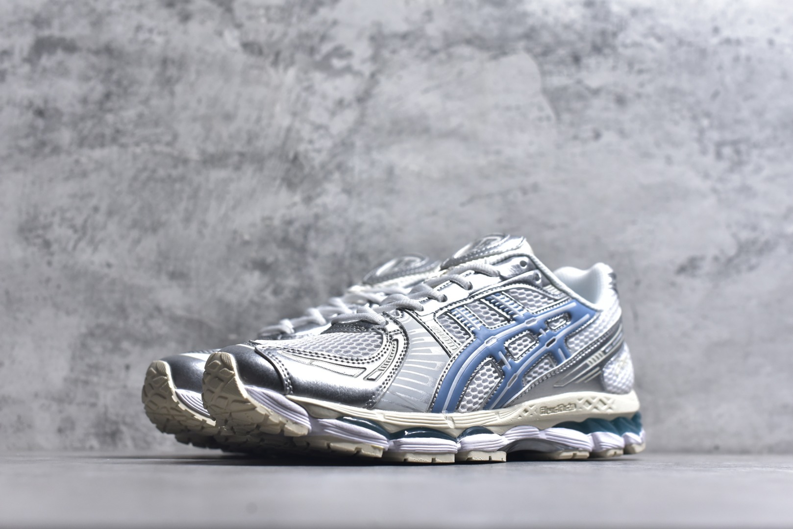 图片[2]-#亚瑟士 KITH x Asics Gel-Kayano 12.1 “Light Sage”运动舒适防滑透气 低帮跑步鞋 厚底增高老爹鞋 该款ASICS Kayano 12.1 x KITH联名款鞋面采用混合版本，集成了Kayano 12的鞋面和GelNimbus 17的缓震系统，鞋盒配有ASICS和KITH的标志，鞋带颜色多样，鞋底为黑色橡胶，鞋面设计有皮革元素，整体外观时尚精致，与早期运动鞋相比，该款更具特色。￼个人觉得今年 Asics 的鞋王就是它了。低饱和度的湖水绿自带高级感。米白色的做旧中底 复古氛围感十足 #晒晒你的百搭秋冬通勤鞋 #跑鞋刮起复古风 #复古赛道一双踏入#新复古回潮#双11到手不剁手 #双11装备秒到手 #鞋王争霸赛 #点缀我的秋季穿搭#潮流入秋攻略 #秋日少年感穿搭 #潮流尖子生#我最百搭的单品#硬控我的百搭好鞋#更新我的秋日鞋柜#穿这双鞋子走进秋天 货号： 1203A759-101 尺码：36-47-选品中心