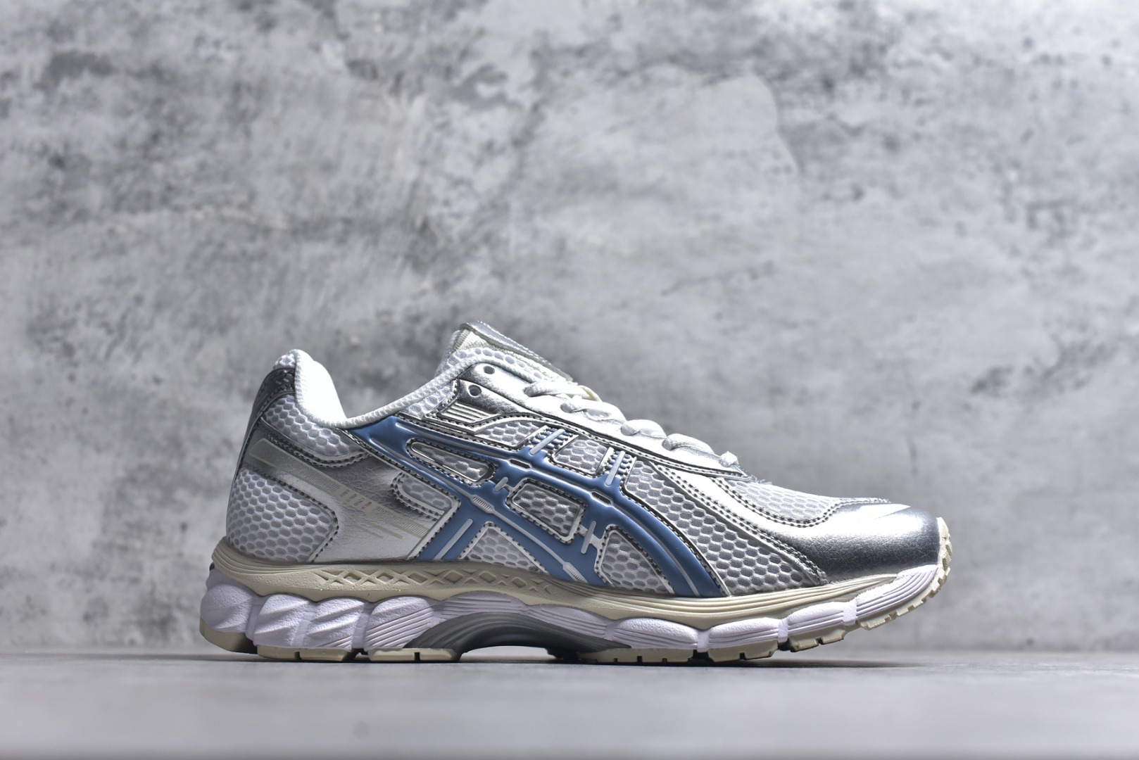 图片[3]-#亚瑟士 KITH x Asics Gel-Kayano 12.1 “Light Sage”运动舒适防滑透气 低帮跑步鞋 厚底增高老爹鞋 该款ASICS Kayano 12.1 x KITH联名款鞋面采用混合版本，集成了Kayano 12的鞋面和GelNimbus 17的缓震系统，鞋盒配有ASICS和KITH的标志，鞋带颜色多样，鞋底为黑色橡胶，鞋面设计有皮革元素，整体外观时尚精致，与早期运动鞋相比，该款更具特色。￼个人觉得今年 Asics 的鞋王就是它了。低饱和度的湖水绿自带高级感。米白色的做旧中底 复古氛围感十足 #晒晒你的百搭秋冬通勤鞋 #跑鞋刮起复古风 #复古赛道一双踏入#新复古回潮#双11到手不剁手 #双11装备秒到手 #鞋王争霸赛 #点缀我的秋季穿搭#潮流入秋攻略 #秋日少年感穿搭 #潮流尖子生#我最百搭的单品#硬控我的百搭好鞋#更新我的秋日鞋柜#穿这双鞋子走进秋天 货号： 1203A759-101 尺码：36-47-选品中心