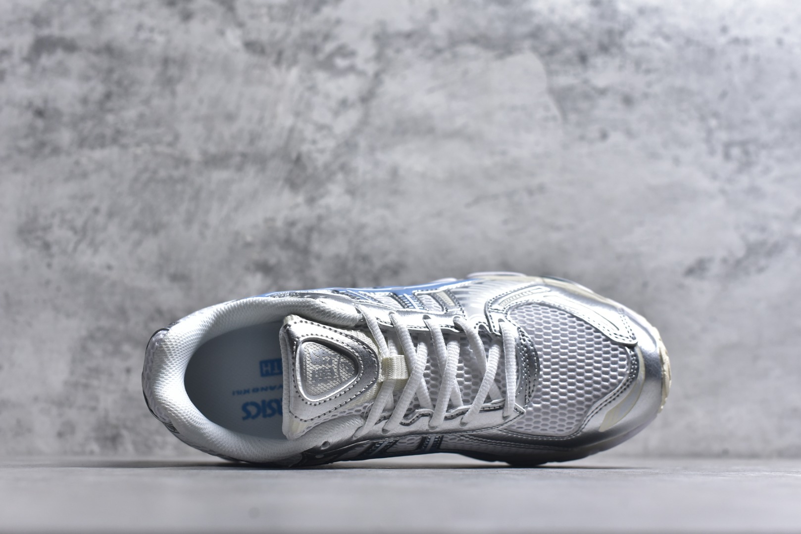 图片[4]-#亚瑟士 KITH x Asics Gel-Kayano 12.1 “Light Sage”运动舒适防滑透气 低帮跑步鞋 厚底增高老爹鞋 该款ASICS Kayano 12.1 x KITH联名款鞋面采用混合版本，集成了Kayano 12的鞋面和GelNimbus 17的缓震系统，鞋盒配有ASICS和KITH的标志，鞋带颜色多样，鞋底为黑色橡胶，鞋面设计有皮革元素，整体外观时尚精致，与早期运动鞋相比，该款更具特色。￼个人觉得今年 Asics 的鞋王就是它了。低饱和度的湖水绿自带高级感。米白色的做旧中底 复古氛围感十足 #晒晒你的百搭秋冬通勤鞋 #跑鞋刮起复古风 #复古赛道一双踏入#新复古回潮#双11到手不剁手 #双11装备秒到手 #鞋王争霸赛 #点缀我的秋季穿搭#潮流入秋攻略 #秋日少年感穿搭 #潮流尖子生#我最百搭的单品#硬控我的百搭好鞋#更新我的秋日鞋柜#穿这双鞋子走进秋天 货号： 1203A759-101 尺码：36-47-选品中心