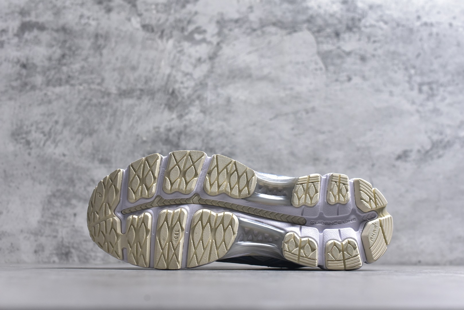 图片[6]-#亚瑟士 KITH x Asics Gel-Kayano 12.1 “Light Sage”运动舒适防滑透气 低帮跑步鞋 厚底增高老爹鞋 该款ASICS Kayano 12.1 x KITH联名款鞋面采用混合版本，集成了Kayano 12的鞋面和GelNimbus 17的缓震系统，鞋盒配有ASICS和KITH的标志，鞋带颜色多样，鞋底为黑色橡胶，鞋面设计有皮革元素，整体外观时尚精致，与早期运动鞋相比，该款更具特色。￼个人觉得今年 Asics 的鞋王就是它了。低饱和度的湖水绿自带高级感。米白色的做旧中底 复古氛围感十足 #晒晒你的百搭秋冬通勤鞋 #跑鞋刮起复古风 #复古赛道一双踏入#新复古回潮#双11到手不剁手 #双11装备秒到手 #鞋王争霸赛 #点缀我的秋季穿搭#潮流入秋攻略 #秋日少年感穿搭 #潮流尖子生#我最百搭的单品#硬控我的百搭好鞋#更新我的秋日鞋柜#穿这双鞋子走进秋天 货号： 1203A759-101 尺码：36-47-选品中心