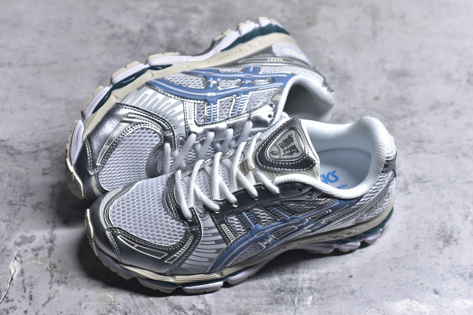 图片[7]-#亚瑟士 KITH x Asics Gel-Kayano 12.1 “Light Sage”运动舒适防滑透气 低帮跑步鞋 厚底增高老爹鞋 该款ASICS Kayano 12.1 x KITH联名款鞋面采用混合版本，集成了Kayano 12的鞋面和GelNimbus 17的缓震系统，鞋盒配有ASICS和KITH的标志，鞋带颜色多样，鞋底为黑色橡胶，鞋面设计有皮革元素，整体外观时尚精致，与早期运动鞋相比，该款更具特色。￼个人觉得今年 Asics 的鞋王就是它了。低饱和度的湖水绿自带高级感。米白色的做旧中底 复古氛围感十足 #晒晒你的百搭秋冬通勤鞋 #跑鞋刮起复古风 #复古赛道一双踏入#新复古回潮#双11到手不剁手 #双11装备秒到手 #鞋王争霸赛 #点缀我的秋季穿搭#潮流入秋攻略 #秋日少年感穿搭 #潮流尖子生#我最百搭的单品#硬控我的百搭好鞋#更新我的秋日鞋柜#穿这双鞋子走进秋天 货号： 1203A759-101 尺码：36-47-选品中心