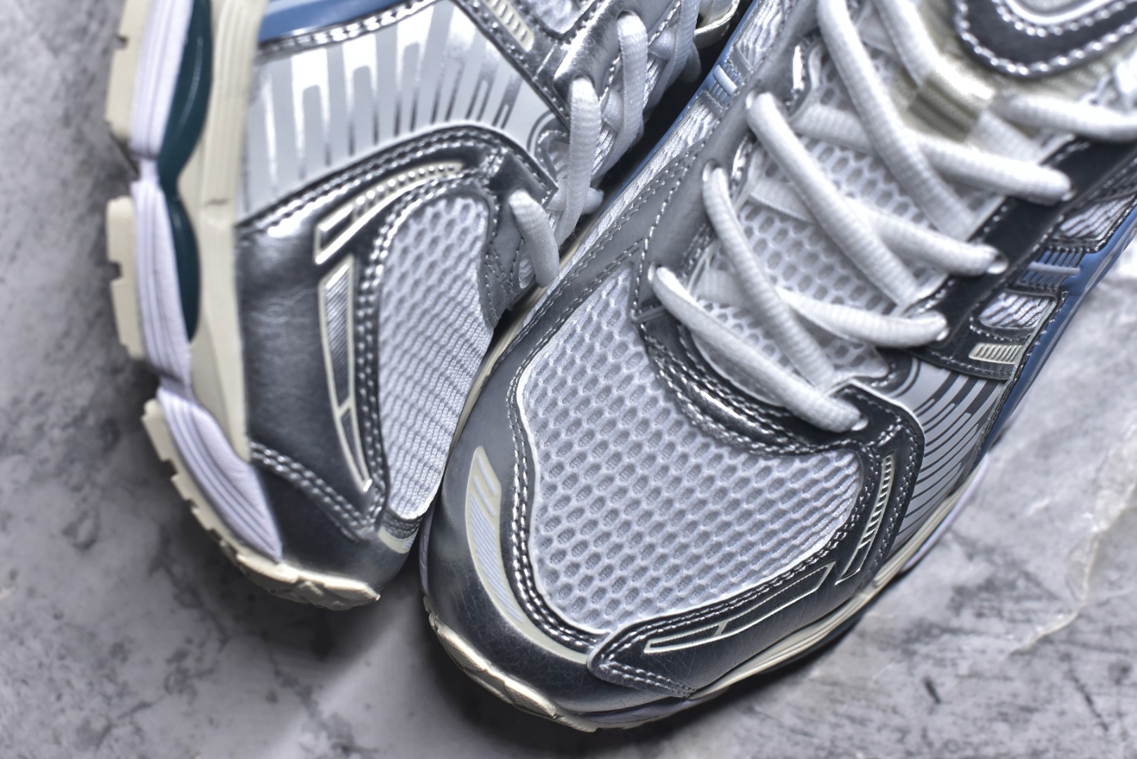 图片[8]-#亚瑟士 KITH x Asics Gel-Kayano 12.1 “Light Sage”运动舒适防滑透气 低帮跑步鞋 厚底增高老爹鞋 该款ASICS Kayano 12.1 x KITH联名款鞋面采用混合版本，集成了Kayano 12的鞋面和GelNimbus 17的缓震系统，鞋盒配有ASICS和KITH的标志，鞋带颜色多样，鞋底为黑色橡胶，鞋面设计有皮革元素，整体外观时尚精致，与早期运动鞋相比，该款更具特色。￼个人觉得今年 Asics 的鞋王就是它了。低饱和度的湖水绿自带高级感。米白色的做旧中底 复古氛围感十足 #晒晒你的百搭秋冬通勤鞋 #跑鞋刮起复古风 #复古赛道一双踏入#新复古回潮#双11到手不剁手 #双11装备秒到手 #鞋王争霸赛 #点缀我的秋季穿搭#潮流入秋攻略 #秋日少年感穿搭 #潮流尖子生#我最百搭的单品#硬控我的百搭好鞋#更新我的秋日鞋柜#穿这双鞋子走进秋天 货号： 1203A759-101 尺码：36-47-选品中心