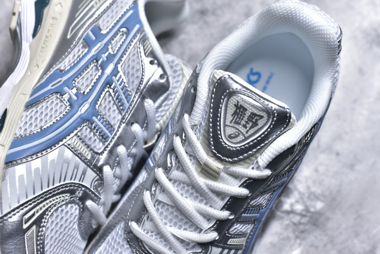 图片[9]-#亚瑟士 KITH x Asics Gel-Kayano 12.1 “Light Sage”运动舒适防滑透气 低帮跑步鞋 厚底增高老爹鞋 该款ASICS Kayano 12.1 x KITH联名款鞋面采用混合版本，集成了Kayano 12的鞋面和GelNimbus 17的缓震系统，鞋盒配有ASICS和KITH的标志，鞋带颜色多样，鞋底为黑色橡胶，鞋面设计有皮革元素，整体外观时尚精致，与早期运动鞋相比，该款更具特色。￼个人觉得今年 Asics 的鞋王就是它了。低饱和度的湖水绿自带高级感。米白色的做旧中底 复古氛围感十足 #晒晒你的百搭秋冬通勤鞋 #跑鞋刮起复古风 #复古赛道一双踏入#新复古回潮#双11到手不剁手 #双11装备秒到手 #鞋王争霸赛 #点缀我的秋季穿搭#潮流入秋攻略 #秋日少年感穿搭 #潮流尖子生#我最百搭的单品#硬控我的百搭好鞋#更新我的秋日鞋柜#穿这双鞋子走进秋天 货号： 1203A759-101 尺码：36-47-选品中心