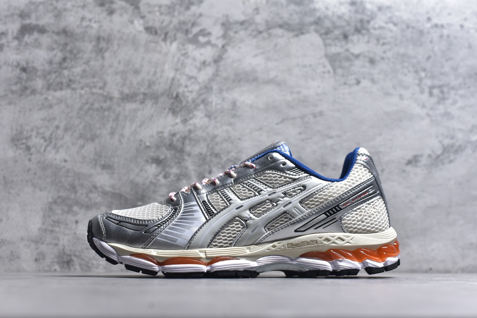 #亚瑟士 KITH x Asics Gel-Kayano 12.1 “Light Sage”运动舒适防滑透气 低帮跑步鞋 厚底增高老爹鞋 该款ASICS Kayano 12.1 x KITH联名款鞋面采用混合版本，集成了Kayano 12的鞋面和GelNimbus 17的缓震系统，鞋盒配有ASICS和KITH的标志，鞋带颜色多样，鞋底为黑色橡胶，鞋面设计有皮革元素，整体外观时尚精致，与早期运动鞋相比，该款更具特色。￼个人觉得今年 Asics 的鞋王就是它了。低饱和度的湖水绿自带高级感。米白色的做旧中底 复古氛围感十足 #晒晒你的百搭秋冬通勤鞋 #跑鞋刮起复古风 #复古赛道一双踏入#新复古回潮#双11到手不剁手 #双11装备秒到手 #鞋王争霸赛 #点缀我的秋季穿搭#潮流入秋攻略 #秋日少年感穿搭 #潮流尖子生#我最百搭的单品#硬控我的百搭好鞋#更新我的秋日鞋柜#穿这双鞋子走进秋天 货号： 1203A555-101 尺码：36-47-选品中心