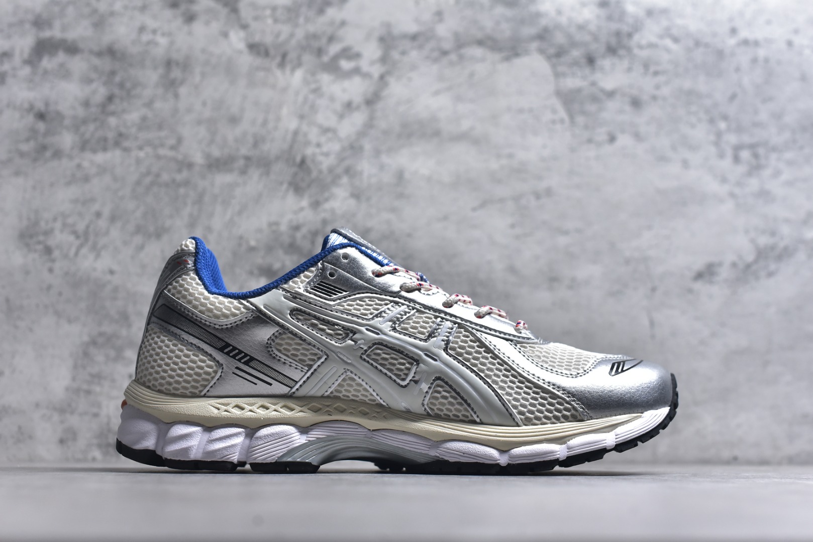 图片[3]-#亚瑟士 KITH x Asics Gel-Kayano 12.1 “Light Sage”运动舒适防滑透气 低帮跑步鞋 厚底增高老爹鞋 该款ASICS Kayano 12.1 x KITH联名款鞋面采用混合版本，集成了Kayano 12的鞋面和GelNimbus 17的缓震系统，鞋盒配有ASICS和KITH的标志，鞋带颜色多样，鞋底为黑色橡胶，鞋面设计有皮革元素，整体外观时尚精致，与早期运动鞋相比，该款更具特色。￼个人觉得今年 Asics 的鞋王就是它了。低饱和度的湖水绿自带高级感。米白色的做旧中底 复古氛围感十足 #晒晒你的百搭秋冬通勤鞋 #跑鞋刮起复古风 #复古赛道一双踏入#新复古回潮#双11到手不剁手 #双11装备秒到手 #鞋王争霸赛 #点缀我的秋季穿搭#潮流入秋攻略 #秋日少年感穿搭 #潮流尖子生#我最百搭的单品#硬控我的百搭好鞋#更新我的秋日鞋柜#穿这双鞋子走进秋天 货号： 1203A555-101 尺码：36-47-选品中心