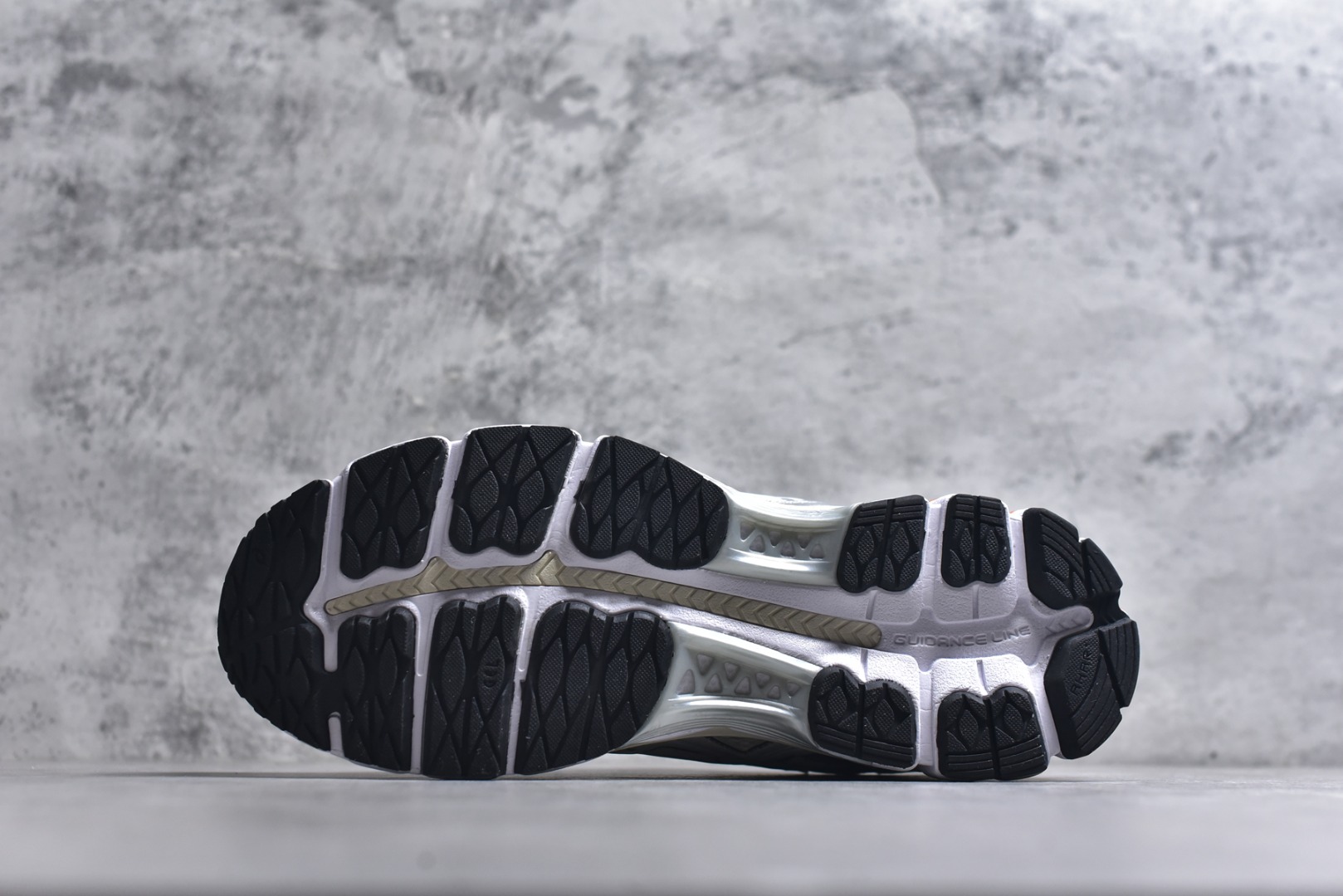 图片[6]-#亚瑟士 KITH x Asics Gel-Kayano 12.1 “Light Sage”运动舒适防滑透气 低帮跑步鞋 厚底增高老爹鞋 该款ASICS Kayano 12.1 x KITH联名款鞋面采用混合版本，集成了Kayano 12的鞋面和GelNimbus 17的缓震系统，鞋盒配有ASICS和KITH的标志，鞋带颜色多样，鞋底为黑色橡胶，鞋面设计有皮革元素，整体外观时尚精致，与早期运动鞋相比，该款更具特色。￼个人觉得今年 Asics 的鞋王就是它了。低饱和度的湖水绿自带高级感。米白色的做旧中底 复古氛围感十足 #晒晒你的百搭秋冬通勤鞋 #跑鞋刮起复古风 #复古赛道一双踏入#新复古回潮#双11到手不剁手 #双11装备秒到手 #鞋王争霸赛 #点缀我的秋季穿搭#潮流入秋攻略 #秋日少年感穿搭 #潮流尖子生#我最百搭的单品#硬控我的百搭好鞋#更新我的秋日鞋柜#穿这双鞋子走进秋天 货号： 1203A555-101 尺码：36-47-选品中心