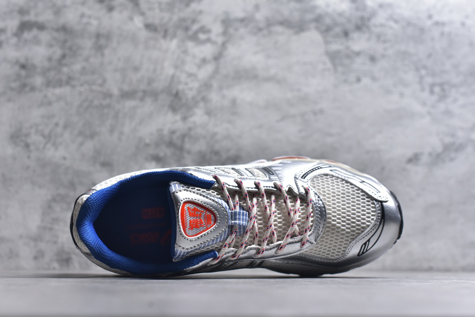 图片[4]-#亚瑟士 KITH x Asics Gel-Kayano 12.1 “Light Sage”运动舒适防滑透气 低帮跑步鞋 厚底增高老爹鞋 该款ASICS Kayano 12.1 x KITH联名款鞋面采用混合版本，集成了Kayano 12的鞋面和GelNimbus 17的缓震系统，鞋盒配有ASICS和KITH的标志，鞋带颜色多样，鞋底为黑色橡胶，鞋面设计有皮革元素，整体外观时尚精致，与早期运动鞋相比，该款更具特色。￼个人觉得今年 Asics 的鞋王就是它了。低饱和度的湖水绿自带高级感。米白色的做旧中底 复古氛围感十足 #晒晒你的百搭秋冬通勤鞋 #跑鞋刮起复古风 #复古赛道一双踏入#新复古回潮#双11到手不剁手 #双11装备秒到手 #鞋王争霸赛 #点缀我的秋季穿搭#潮流入秋攻略 #秋日少年感穿搭 #潮流尖子生#我最百搭的单品#硬控我的百搭好鞋#更新我的秋日鞋柜#穿这双鞋子走进秋天 货号： 1203A555-101 尺码：36-47-选品中心