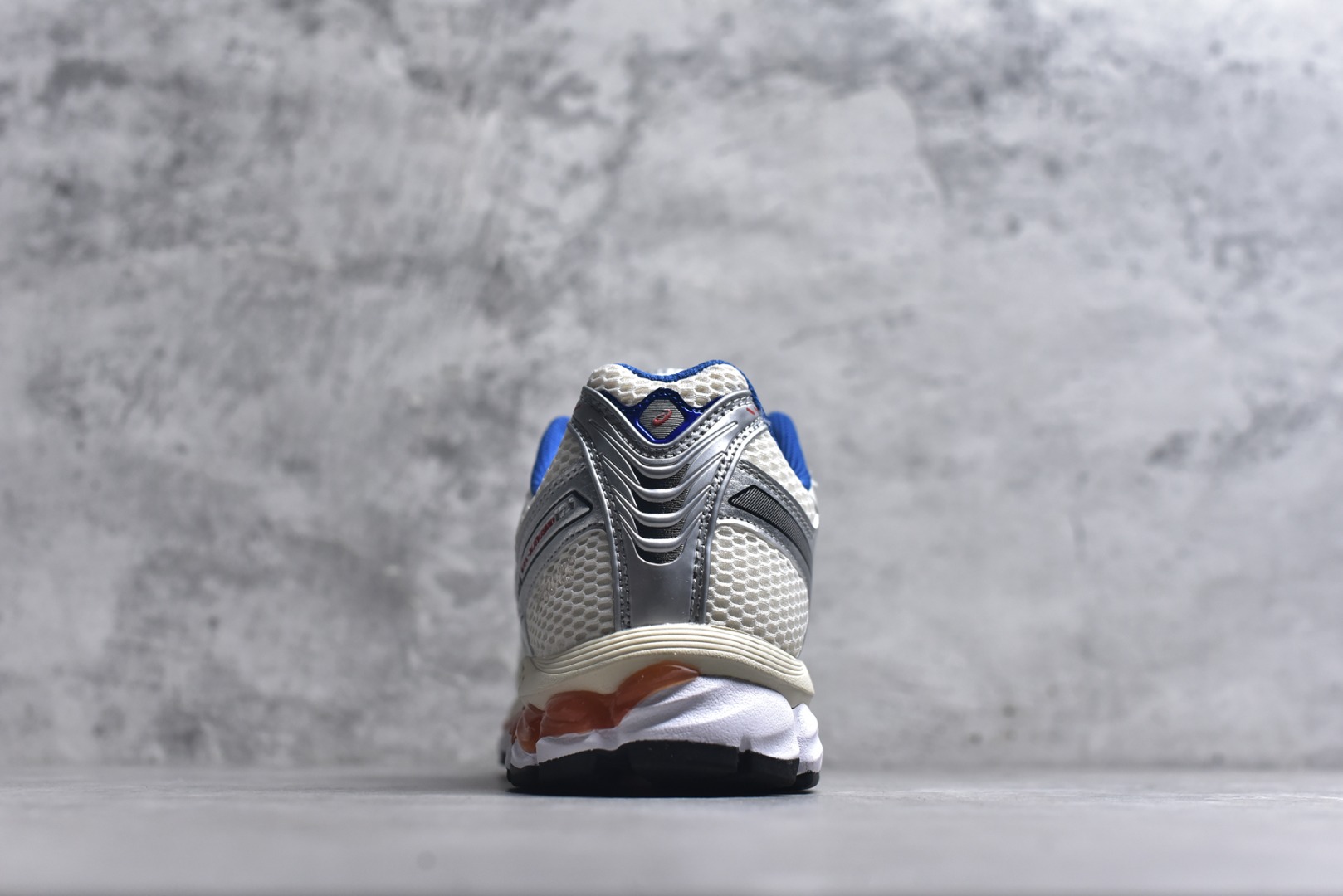 图片[5]-#亚瑟士 KITH x Asics Gel-Kayano 12.1 “Light Sage”运动舒适防滑透气 低帮跑步鞋 厚底增高老爹鞋 该款ASICS Kayano 12.1 x KITH联名款鞋面采用混合版本，集成了Kayano 12的鞋面和GelNimbus 17的缓震系统，鞋盒配有ASICS和KITH的标志，鞋带颜色多样，鞋底为黑色橡胶，鞋面设计有皮革元素，整体外观时尚精致，与早期运动鞋相比，该款更具特色。￼个人觉得今年 Asics 的鞋王就是它了。低饱和度的湖水绿自带高级感。米白色的做旧中底 复古氛围感十足 #晒晒你的百搭秋冬通勤鞋 #跑鞋刮起复古风 #复古赛道一双踏入#新复古回潮#双11到手不剁手 #双11装备秒到手 #鞋王争霸赛 #点缀我的秋季穿搭#潮流入秋攻略 #秋日少年感穿搭 #潮流尖子生#我最百搭的单品#硬控我的百搭好鞋#更新我的秋日鞋柜#穿这双鞋子走进秋天 货号： 1203A555-101 尺码：36-47-选品中心