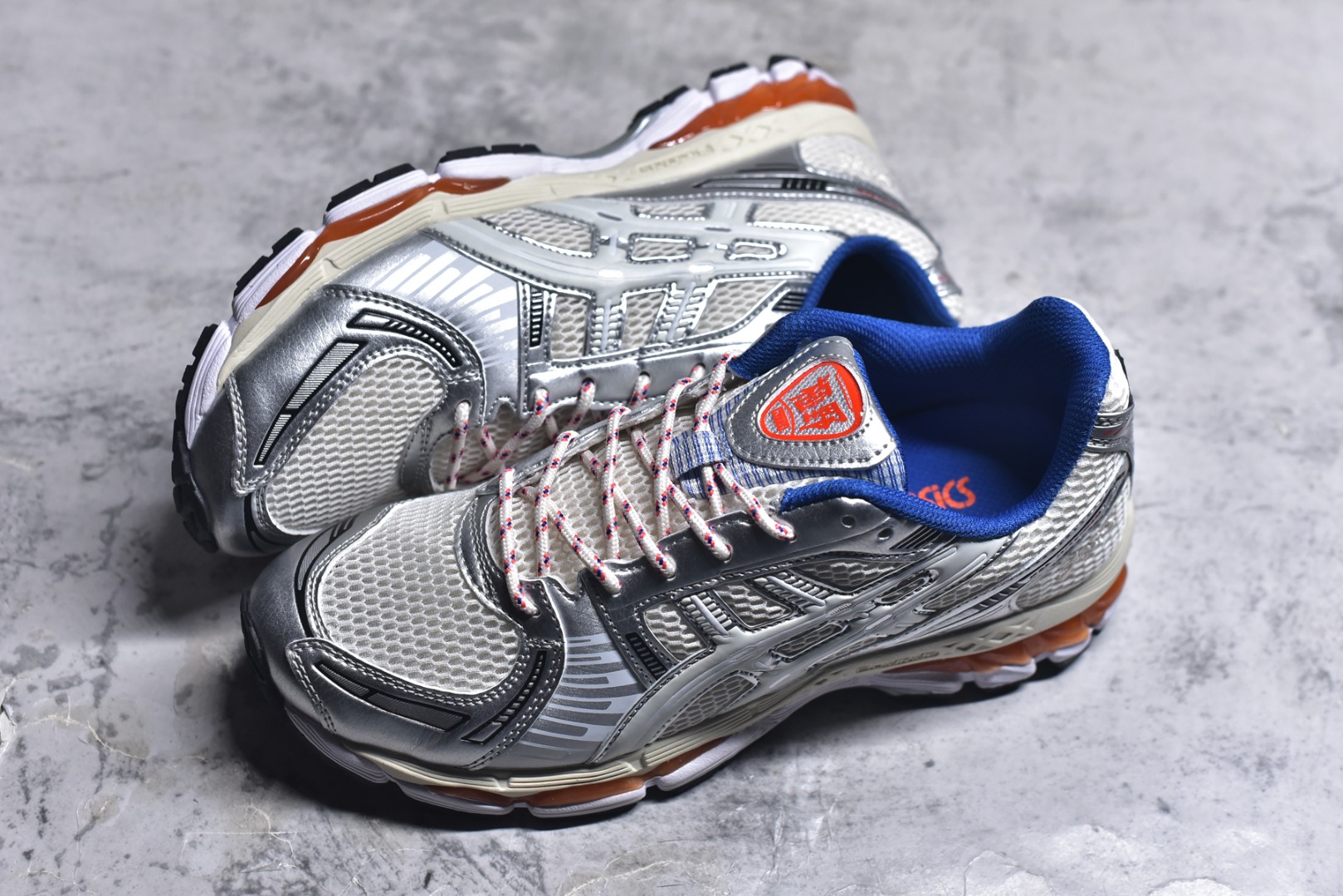 图片[7]-#亚瑟士 KITH x Asics Gel-Kayano 12.1 “Light Sage”运动舒适防滑透气 低帮跑步鞋 厚底增高老爹鞋 该款ASICS Kayano 12.1 x KITH联名款鞋面采用混合版本，集成了Kayano 12的鞋面和GelNimbus 17的缓震系统，鞋盒配有ASICS和KITH的标志，鞋带颜色多样，鞋底为黑色橡胶，鞋面设计有皮革元素，整体外观时尚精致，与早期运动鞋相比，该款更具特色。￼个人觉得今年 Asics 的鞋王就是它了。低饱和度的湖水绿自带高级感。米白色的做旧中底 复古氛围感十足 #晒晒你的百搭秋冬通勤鞋 #跑鞋刮起复古风 #复古赛道一双踏入#新复古回潮#双11到手不剁手 #双11装备秒到手 #鞋王争霸赛 #点缀我的秋季穿搭#潮流入秋攻略 #秋日少年感穿搭 #潮流尖子生#我最百搭的单品#硬控我的百搭好鞋#更新我的秋日鞋柜#穿这双鞋子走进秋天 货号： 1203A555-101 尺码：36-47-选品中心