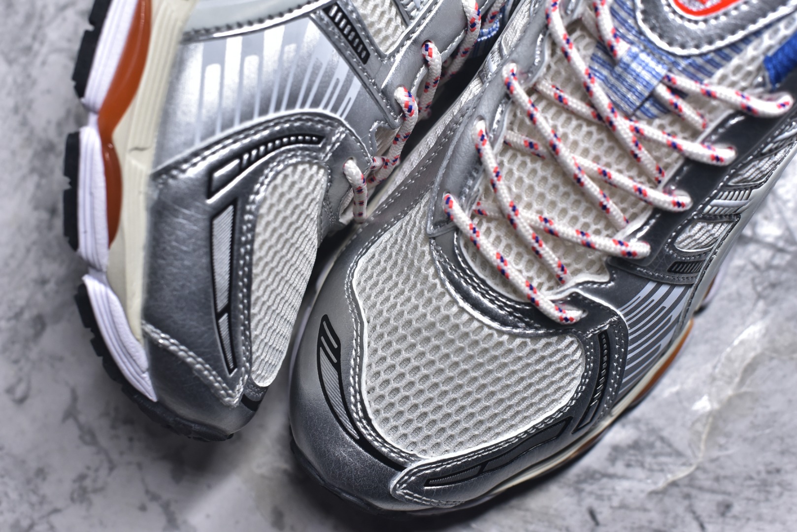 图片[8]-#亚瑟士 KITH x Asics Gel-Kayano 12.1 “Light Sage”运动舒适防滑透气 低帮跑步鞋 厚底增高老爹鞋 该款ASICS Kayano 12.1 x KITH联名款鞋面采用混合版本，集成了Kayano 12的鞋面和GelNimbus 17的缓震系统，鞋盒配有ASICS和KITH的标志，鞋带颜色多样，鞋底为黑色橡胶，鞋面设计有皮革元素，整体外观时尚精致，与早期运动鞋相比，该款更具特色。￼个人觉得今年 Asics 的鞋王就是它了。低饱和度的湖水绿自带高级感。米白色的做旧中底 复古氛围感十足 #晒晒你的百搭秋冬通勤鞋 #跑鞋刮起复古风 #复古赛道一双踏入#新复古回潮#双11到手不剁手 #双11装备秒到手 #鞋王争霸赛 #点缀我的秋季穿搭#潮流入秋攻略 #秋日少年感穿搭 #潮流尖子生#我最百搭的单品#硬控我的百搭好鞋#更新我的秋日鞋柜#穿这双鞋子走进秋天 货号： 1203A555-101 尺码：36-47-选品中心