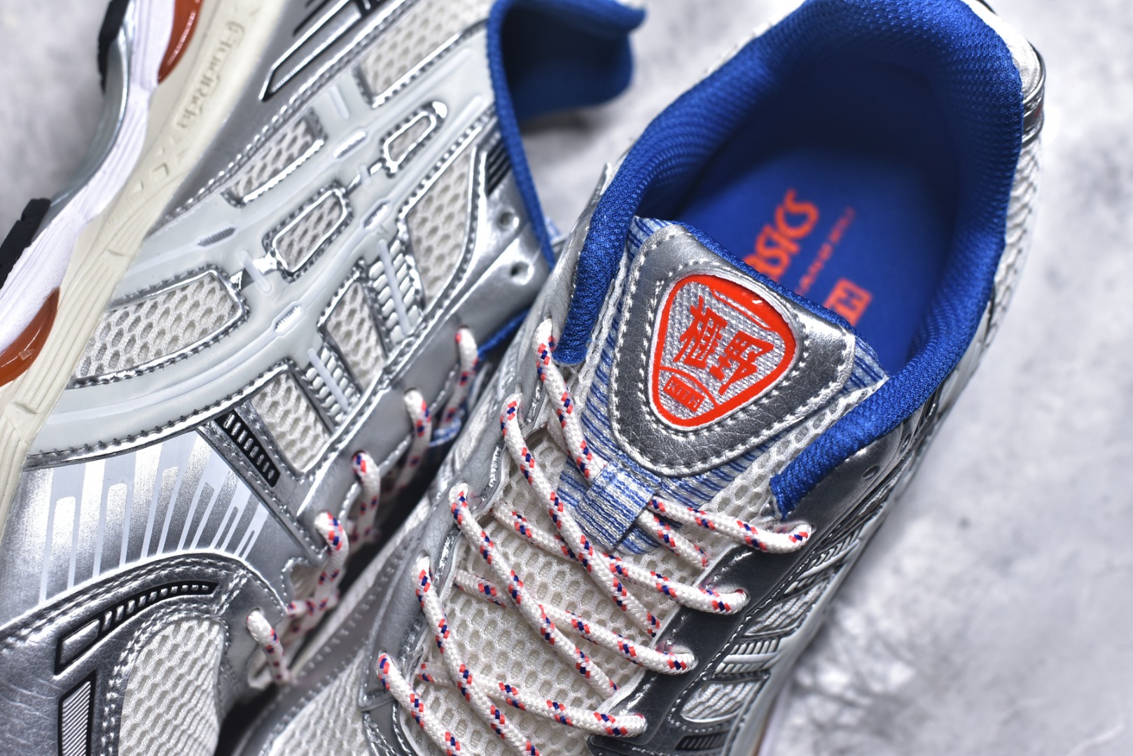 图片[9]-#亚瑟士 KITH x Asics Gel-Kayano 12.1 “Light Sage”运动舒适防滑透气 低帮跑步鞋 厚底增高老爹鞋 该款ASICS Kayano 12.1 x KITH联名款鞋面采用混合版本，集成了Kayano 12的鞋面和GelNimbus 17的缓震系统，鞋盒配有ASICS和KITH的标志，鞋带颜色多样，鞋底为黑色橡胶，鞋面设计有皮革元素，整体外观时尚精致，与早期运动鞋相比，该款更具特色。￼个人觉得今年 Asics 的鞋王就是它了。低饱和度的湖水绿自带高级感。米白色的做旧中底 复古氛围感十足 #晒晒你的百搭秋冬通勤鞋 #跑鞋刮起复古风 #复古赛道一双踏入#新复古回潮#双11到手不剁手 #双11装备秒到手 #鞋王争霸赛 #点缀我的秋季穿搭#潮流入秋攻略 #秋日少年感穿搭 #潮流尖子生#我最百搭的单品#硬控我的百搭好鞋#更新我的秋日鞋柜#穿这双鞋子走进秋天 货号： 1203A555-101 尺码：36-47-选品中心