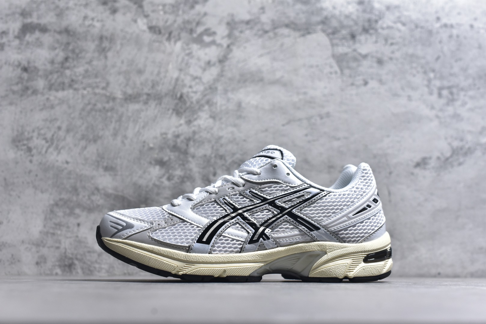 #Asics Gel-1130 亚瑟士系列低帮复古休闲运动慢跑鞋 整双鞋在鞋面部分选用网眼布与皮革相互连接，在鞋面银色金属质感的线条中，ASICS 品牌标志性的虎爪 Logo 出现在鞋身侧面，既展现出复古美感，又加深了整双鞋的层次感。搭载着 Ortholite 鞋垫，之后再辅以 GEL 缓震胶中底和耐磨大底，在提升上脚舒适性的同时，在缓震脚感以及耐磨抓地力方面也能满足日常运动需求。尺码：36 37 37.5 38 39.5 40 40.5 41.5 42 42.5 43.5 44 45-选品中心