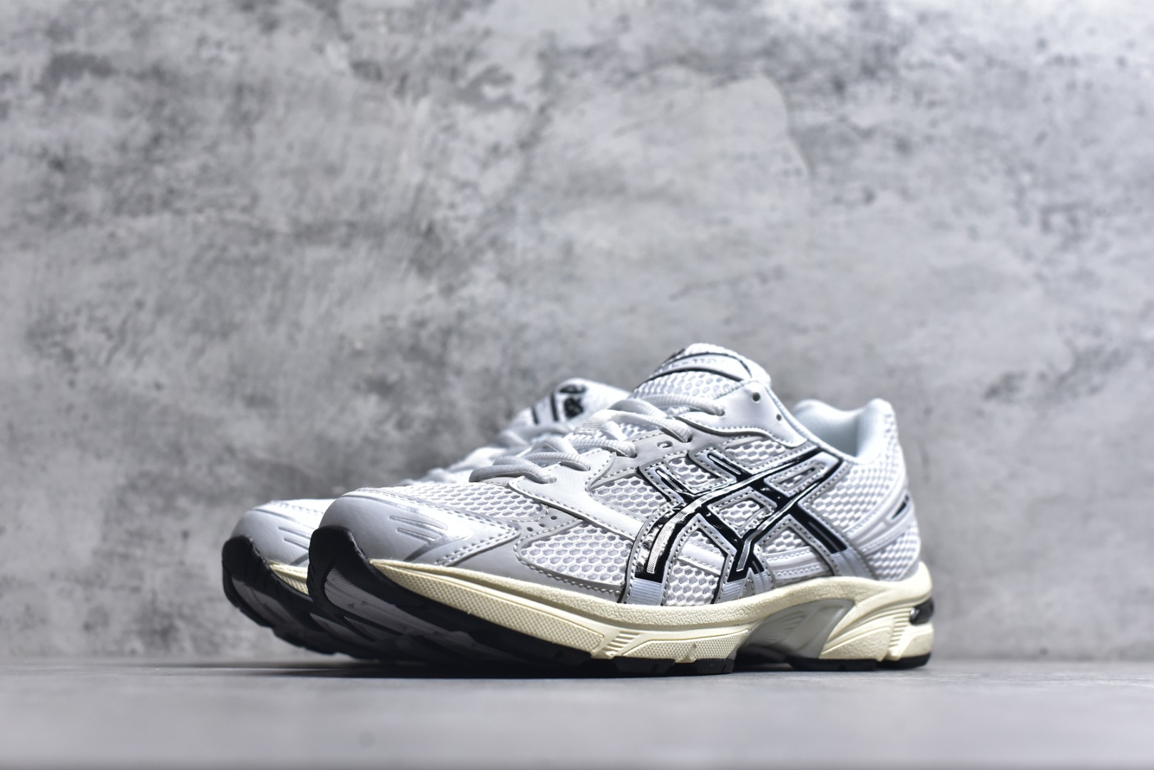 图片[2]-#Asics Gel-1130 亚瑟士系列低帮复古休闲运动慢跑鞋 整双鞋在鞋面部分选用网眼布与皮革相互连接，在鞋面银色金属质感的线条中，ASICS 品牌标志性的虎爪 Logo 出现在鞋身侧面，既展现出复古美感，又加深了整双鞋的层次感。搭载着 Ortholite 鞋垫，之后再辅以 GEL 缓震胶中底和耐磨大底，在提升上脚舒适性的同时，在缓震脚感以及耐磨抓地力方面也能满足日常运动需求。尺码：36 37 37.5 38 39.5 40 40.5 41.5 42 42.5 43.5 44 45-选品中心