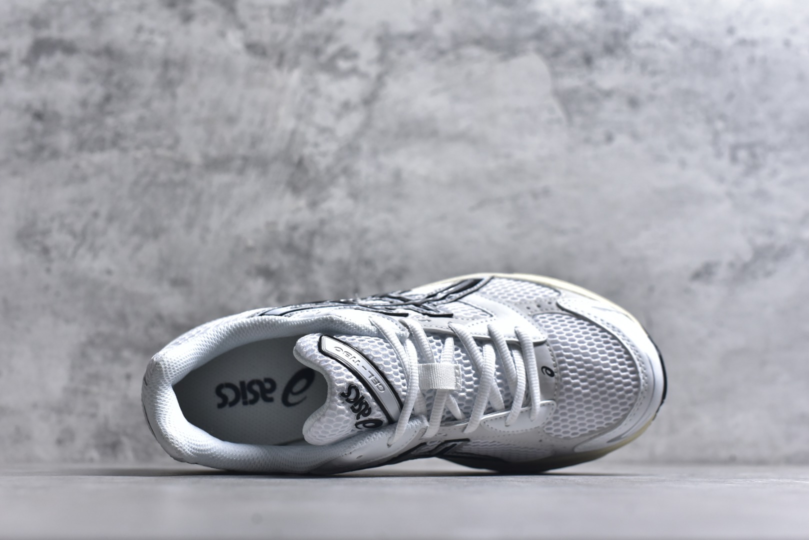 图片[4]-#Asics Gel-1130 亚瑟士系列低帮复古休闲运动慢跑鞋 整双鞋在鞋面部分选用网眼布与皮革相互连接，在鞋面银色金属质感的线条中，ASICS 品牌标志性的虎爪 Logo 出现在鞋身侧面，既展现出复古美感，又加深了整双鞋的层次感。搭载着 Ortholite 鞋垫，之后再辅以 GEL 缓震胶中底和耐磨大底，在提升上脚舒适性的同时，在缓震脚感以及耐磨抓地力方面也能满足日常运动需求。尺码：36 37 37.5 38 39.5 40 40.5 41.5 42 42.5 43.5 44 45-选品中心