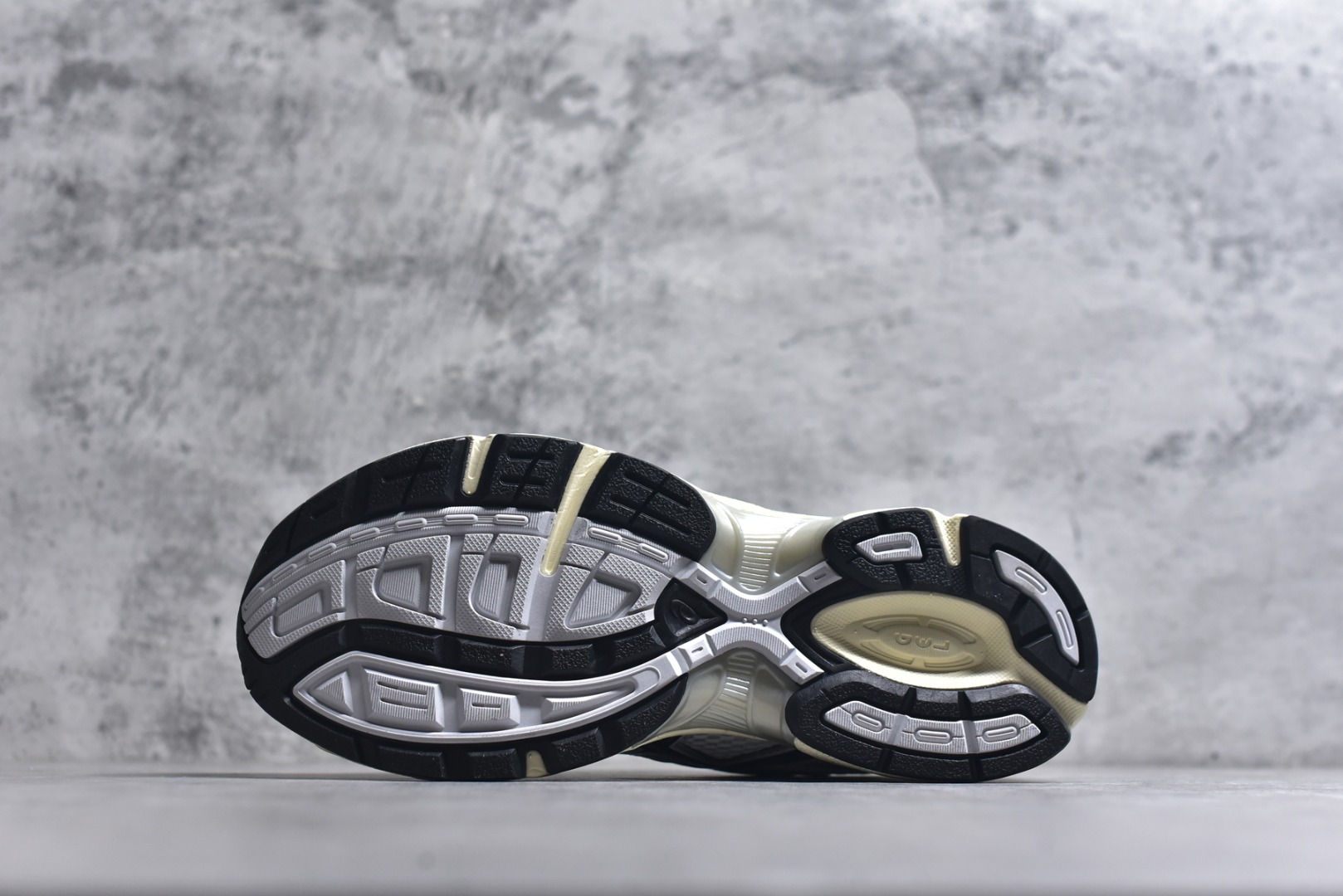 图片[6]-#Asics Gel-1130 亚瑟士系列低帮复古休闲运动慢跑鞋 整双鞋在鞋面部分选用网眼布与皮革相互连接，在鞋面银色金属质感的线条中，ASICS 品牌标志性的虎爪 Logo 出现在鞋身侧面，既展现出复古美感，又加深了整双鞋的层次感。搭载着 Ortholite 鞋垫，之后再辅以 GEL 缓震胶中底和耐磨大底，在提升上脚舒适性的同时，在缓震脚感以及耐磨抓地力方面也能满足日常运动需求。尺码：36 37 37.5 38 39.5 40 40.5 41.5 42 42.5 43.5 44 45-选品中心