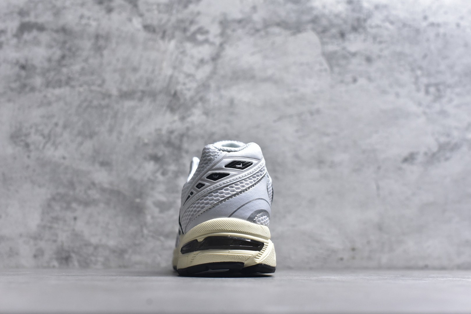 图片[5]-#Asics Gel-1130 亚瑟士系列低帮复古休闲运动慢跑鞋 整双鞋在鞋面部分选用网眼布与皮革相互连接，在鞋面银色金属质感的线条中，ASICS 品牌标志性的虎爪 Logo 出现在鞋身侧面，既展现出复古美感，又加深了整双鞋的层次感。搭载着 Ortholite 鞋垫，之后再辅以 GEL 缓震胶中底和耐磨大底，在提升上脚舒适性的同时，在缓震脚感以及耐磨抓地力方面也能满足日常运动需求。尺码：36 37 37.5 38 39.5 40 40.5 41.5 42 42.5 43.5 44 45-选品中心