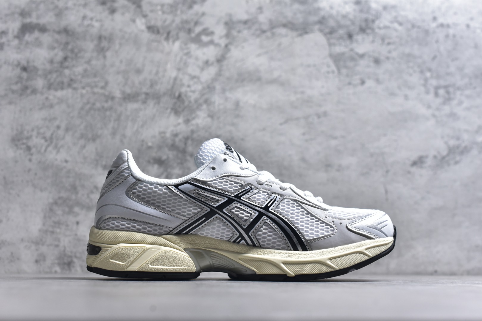 图片[3]-#Asics Gel-1130 亚瑟士系列低帮复古休闲运动慢跑鞋 整双鞋在鞋面部分选用网眼布与皮革相互连接，在鞋面银色金属质感的线条中，ASICS 品牌标志性的虎爪 Logo 出现在鞋身侧面，既展现出复古美感，又加深了整双鞋的层次感。搭载着 Ortholite 鞋垫，之后再辅以 GEL 缓震胶中底和耐磨大底，在提升上脚舒适性的同时，在缓震脚感以及耐磨抓地力方面也能满足日常运动需求。尺码：36 37 37.5 38 39.5 40 40.5 41.5 42 42.5 43.5 44 45-选品中心