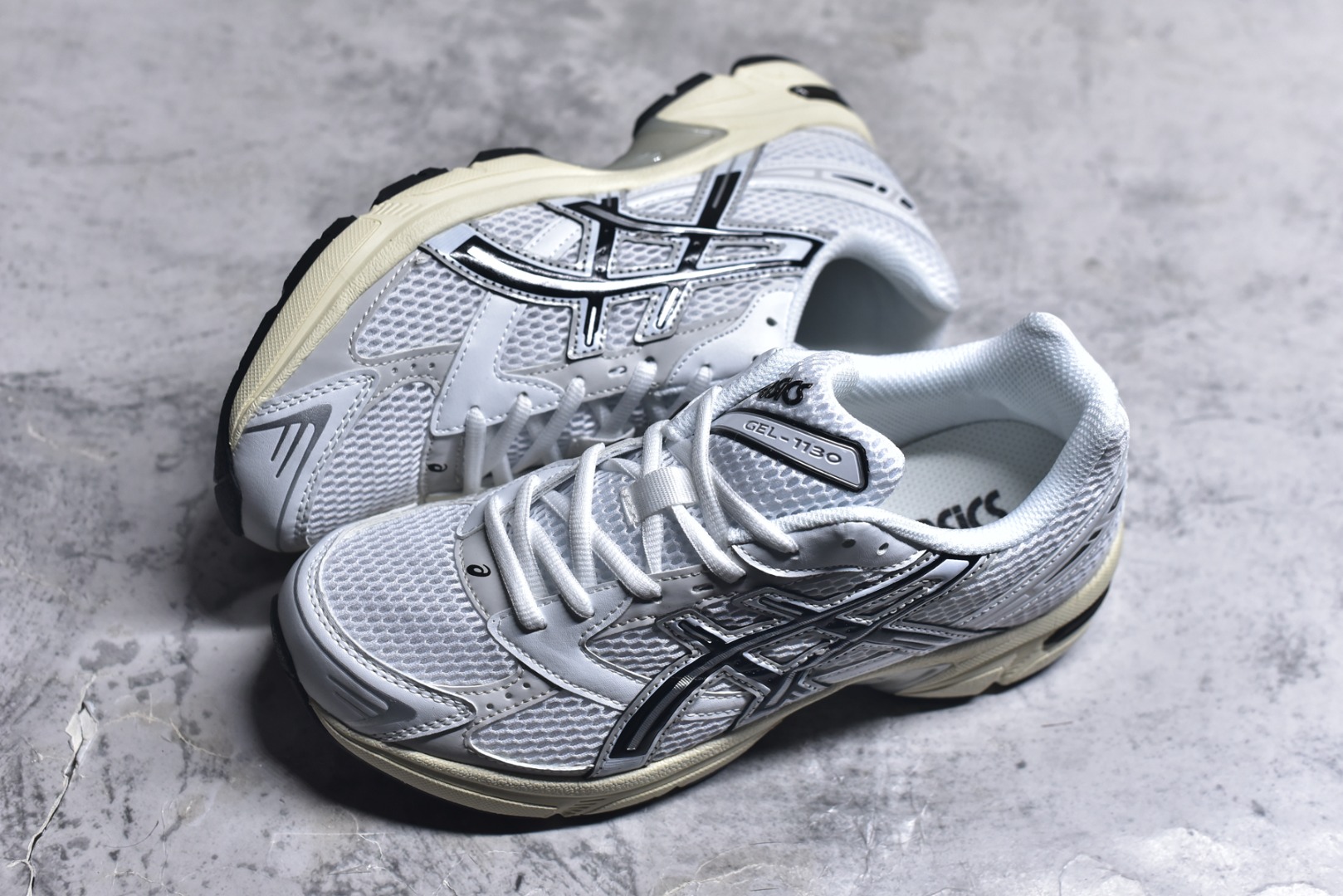 图片[7]-#Asics Gel-1130 亚瑟士系列低帮复古休闲运动慢跑鞋 整双鞋在鞋面部分选用网眼布与皮革相互连接，在鞋面银色金属质感的线条中，ASICS 品牌标志性的虎爪 Logo 出现在鞋身侧面，既展现出复古美感，又加深了整双鞋的层次感。搭载着 Ortholite 鞋垫，之后再辅以 GEL 缓震胶中底和耐磨大底，在提升上脚舒适性的同时，在缓震脚感以及耐磨抓地力方面也能满足日常运动需求。尺码：36 37 37.5 38 39.5 40 40.5 41.5 42 42.5 43.5 44 45-选品中心