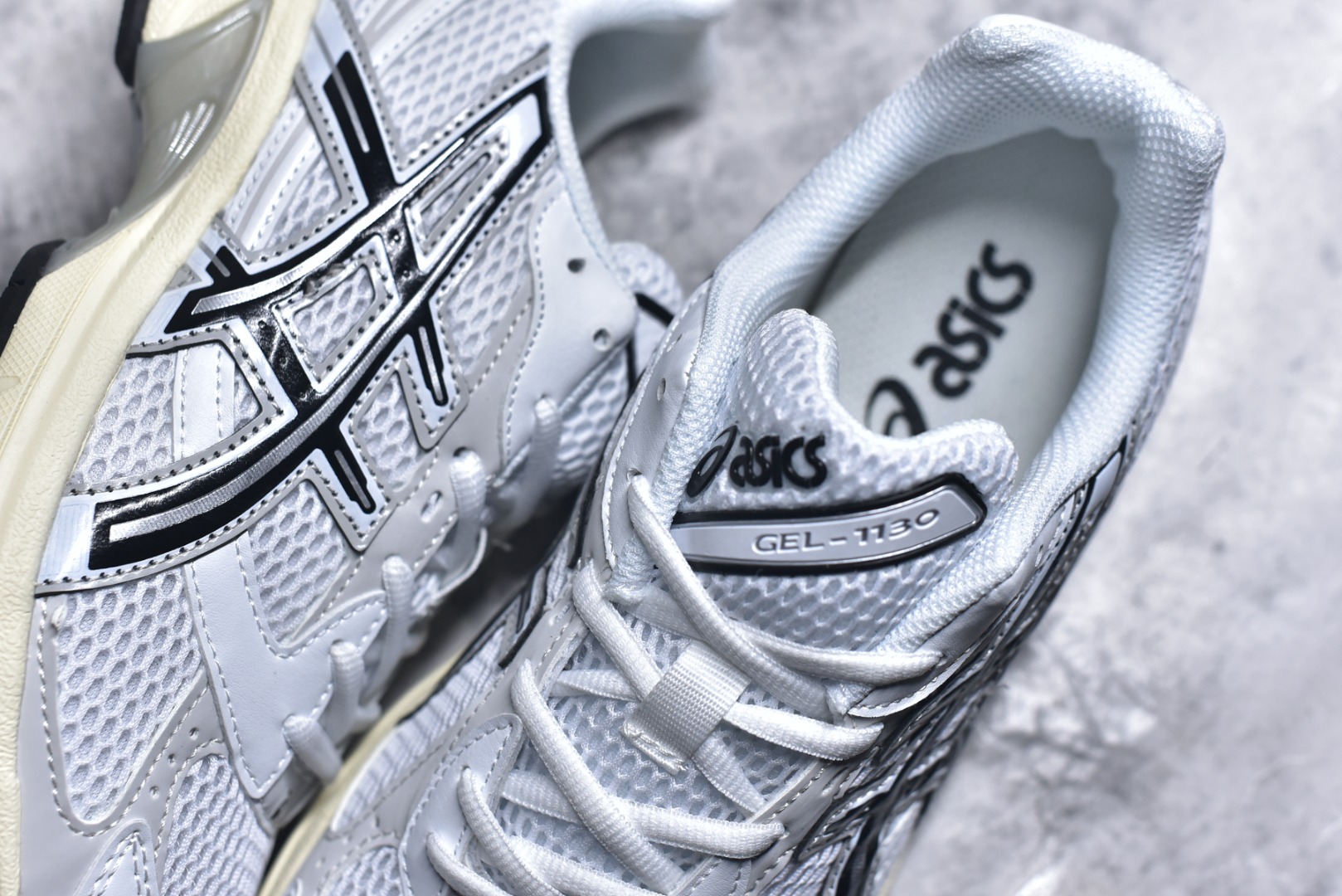 图片[9]-#Asics Gel-1130 亚瑟士系列低帮复古休闲运动慢跑鞋 整双鞋在鞋面部分选用网眼布与皮革相互连接，在鞋面银色金属质感的线条中，ASICS 品牌标志性的虎爪 Logo 出现在鞋身侧面，既展现出复古美感，又加深了整双鞋的层次感。搭载着 Ortholite 鞋垫，之后再辅以 GEL 缓震胶中底和耐磨大底，在提升上脚舒适性的同时，在缓震脚感以及耐磨抓地力方面也能满足日常运动需求。尺码：36 37 37.5 38 39.5 40 40.5 41.5 42 42.5 43.5 44 45-选品中心