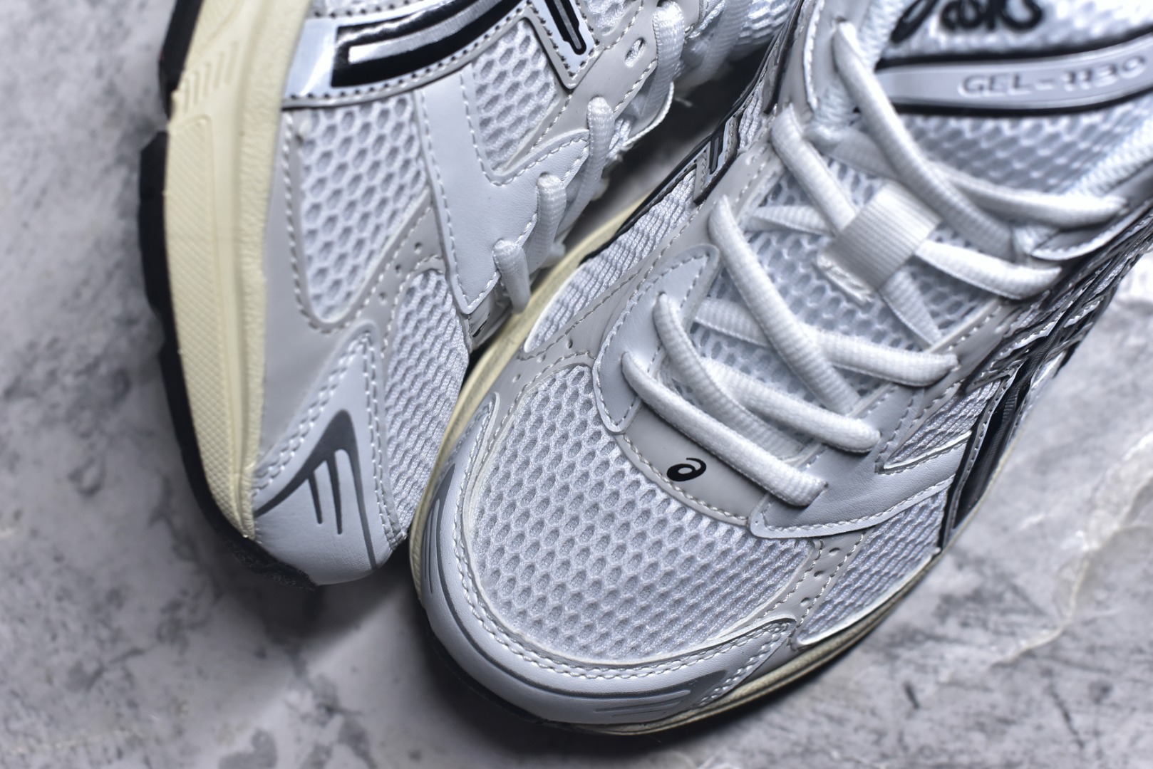 图片[8]-#Asics Gel-1130 亚瑟士系列低帮复古休闲运动慢跑鞋 整双鞋在鞋面部分选用网眼布与皮革相互连接，在鞋面银色金属质感的线条中，ASICS 品牌标志性的虎爪 Logo 出现在鞋身侧面，既展现出复古美感，又加深了整双鞋的层次感。搭载着 Ortholite 鞋垫，之后再辅以 GEL 缓震胶中底和耐磨大底，在提升上脚舒适性的同时，在缓震脚感以及耐磨抓地力方面也能满足日常运动需求。尺码：36 37 37.5 38 39.5 40 40.5 41.5 42 42.5 43.5 44 45-选品中心