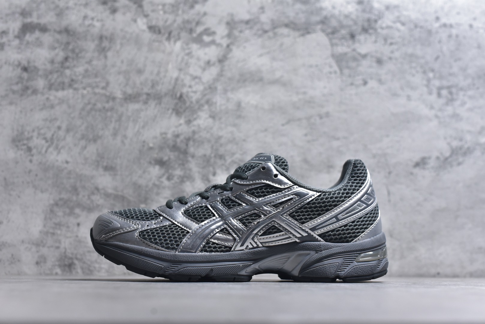 #Asics Gel-1130 亚瑟士系列低帮复古休闲运动慢跑鞋 整双鞋在鞋面部分选用网眼布与皮革相互连接，在鞋面银色金属质感的线条中，ASICS 品牌标志性的虎爪 Logo 出现在鞋身侧面，既展现出复古美感，又加深了整双鞋的层次感。搭载着 Ortholite 鞋垫，之后再辅以 GEL 缓震胶中底和耐磨大底，在提升上脚舒适性的同时，在缓震脚感以及耐磨抓地力方面也能满足日常运动需求。尺码：36 37 37.5 38 39.5 40 40.5 41.5 42 42.5 43.5 44 45-选品中心