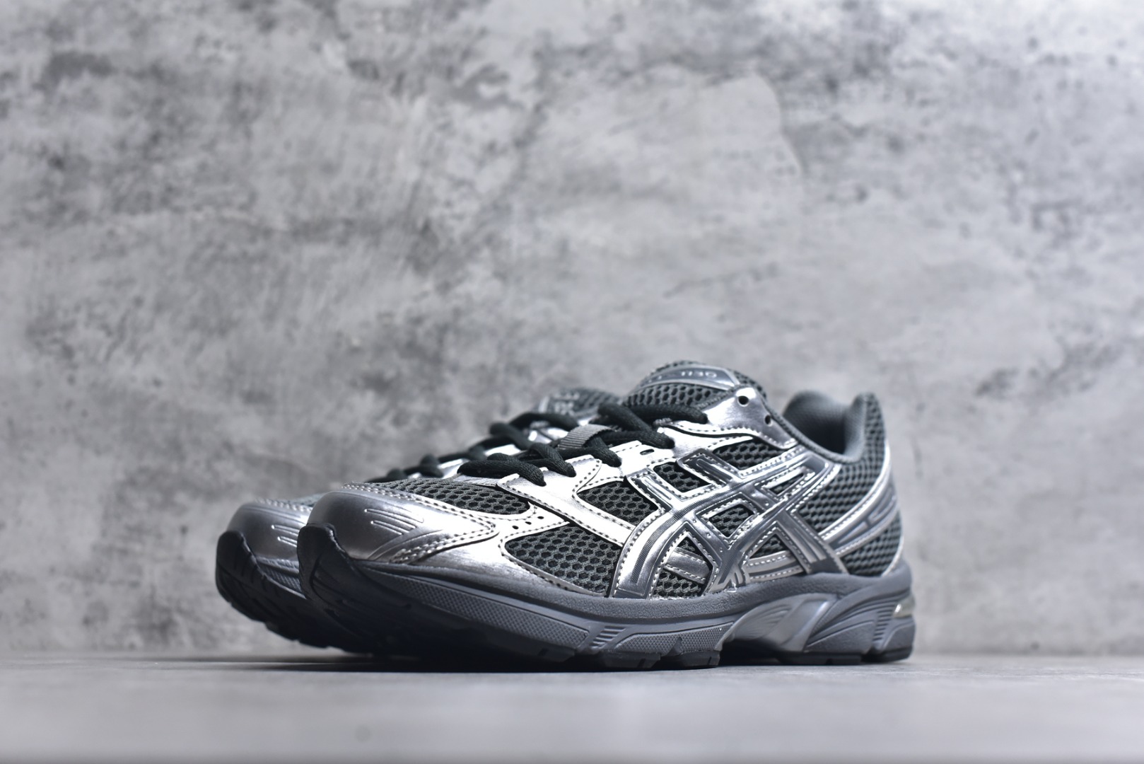 图片[2]-#Asics Gel-1130 亚瑟士系列低帮复古休闲运动慢跑鞋 整双鞋在鞋面部分选用网眼布与皮革相互连接，在鞋面银色金属质感的线条中，ASICS 品牌标志性的虎爪 Logo 出现在鞋身侧面，既展现出复古美感，又加深了整双鞋的层次感。搭载着 Ortholite 鞋垫，之后再辅以 GEL 缓震胶中底和耐磨大底，在提升上脚舒适性的同时，在缓震脚感以及耐磨抓地力方面也能满足日常运动需求。尺码：36 37 37.5 38 39.5 40 40.5 41.5 42 42.5 43.5 44 45-选品中心