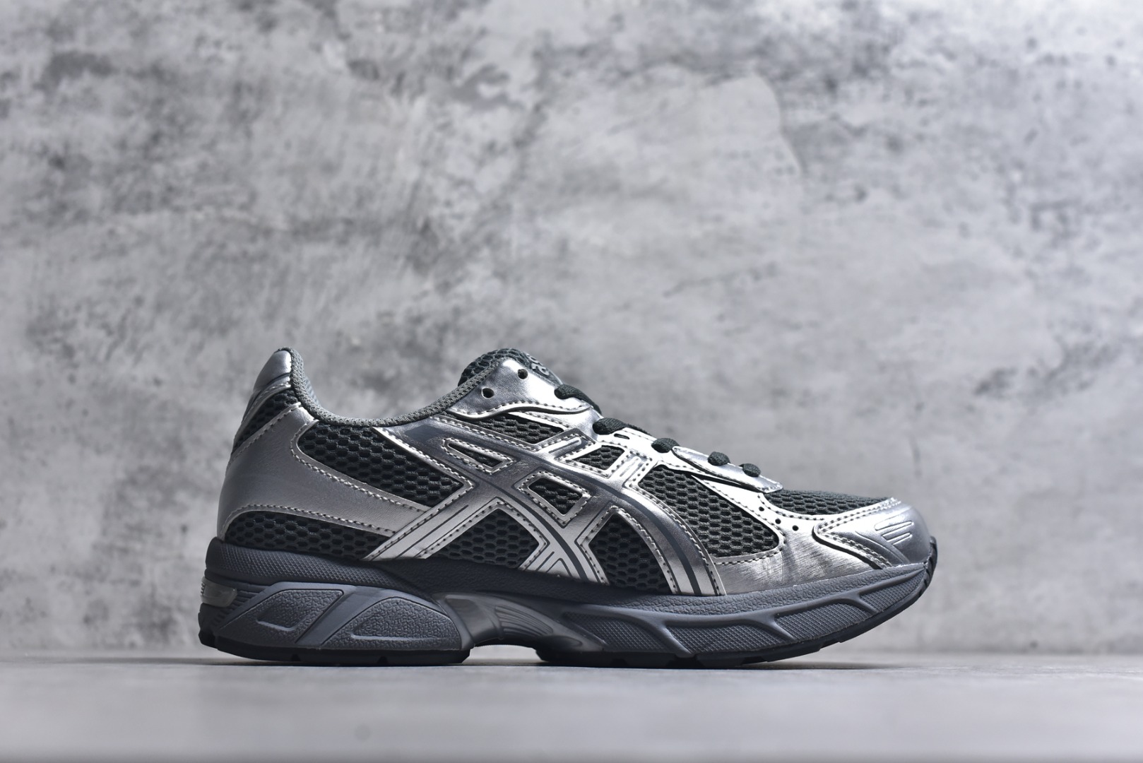 图片[3]-#Asics Gel-1130 亚瑟士系列低帮复古休闲运动慢跑鞋 整双鞋在鞋面部分选用网眼布与皮革相互连接，在鞋面银色金属质感的线条中，ASICS 品牌标志性的虎爪 Logo 出现在鞋身侧面，既展现出复古美感，又加深了整双鞋的层次感。搭载着 Ortholite 鞋垫，之后再辅以 GEL 缓震胶中底和耐磨大底，在提升上脚舒适性的同时，在缓震脚感以及耐磨抓地力方面也能满足日常运动需求。尺码：36 37 37.5 38 39.5 40 40.5 41.5 42 42.5 43.5 44 45-选品中心