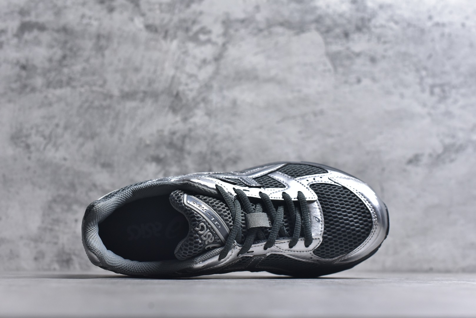 图片[4]-#Asics Gel-1130 亚瑟士系列低帮复古休闲运动慢跑鞋 整双鞋在鞋面部分选用网眼布与皮革相互连接，在鞋面银色金属质感的线条中，ASICS 品牌标志性的虎爪 Logo 出现在鞋身侧面，既展现出复古美感，又加深了整双鞋的层次感。搭载着 Ortholite 鞋垫，之后再辅以 GEL 缓震胶中底和耐磨大底，在提升上脚舒适性的同时，在缓震脚感以及耐磨抓地力方面也能满足日常运动需求。尺码：36 37 37.5 38 39.5 40 40.5 41.5 42 42.5 43.5 44 45-选品中心