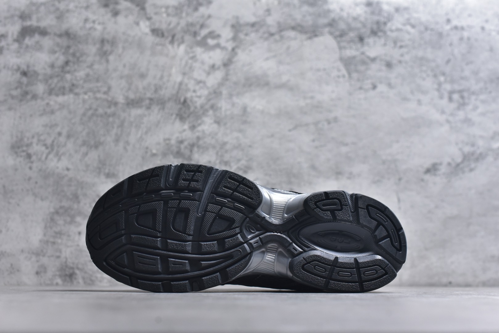 图片[6]-#Asics Gel-1130 亚瑟士系列低帮复古休闲运动慢跑鞋 整双鞋在鞋面部分选用网眼布与皮革相互连接，在鞋面银色金属质感的线条中，ASICS 品牌标志性的虎爪 Logo 出现在鞋身侧面，既展现出复古美感，又加深了整双鞋的层次感。搭载着 Ortholite 鞋垫，之后再辅以 GEL 缓震胶中底和耐磨大底，在提升上脚舒适性的同时，在缓震脚感以及耐磨抓地力方面也能满足日常运动需求。尺码：36 37 37.5 38 39.5 40 40.5 41.5 42 42.5 43.5 44 45-选品中心