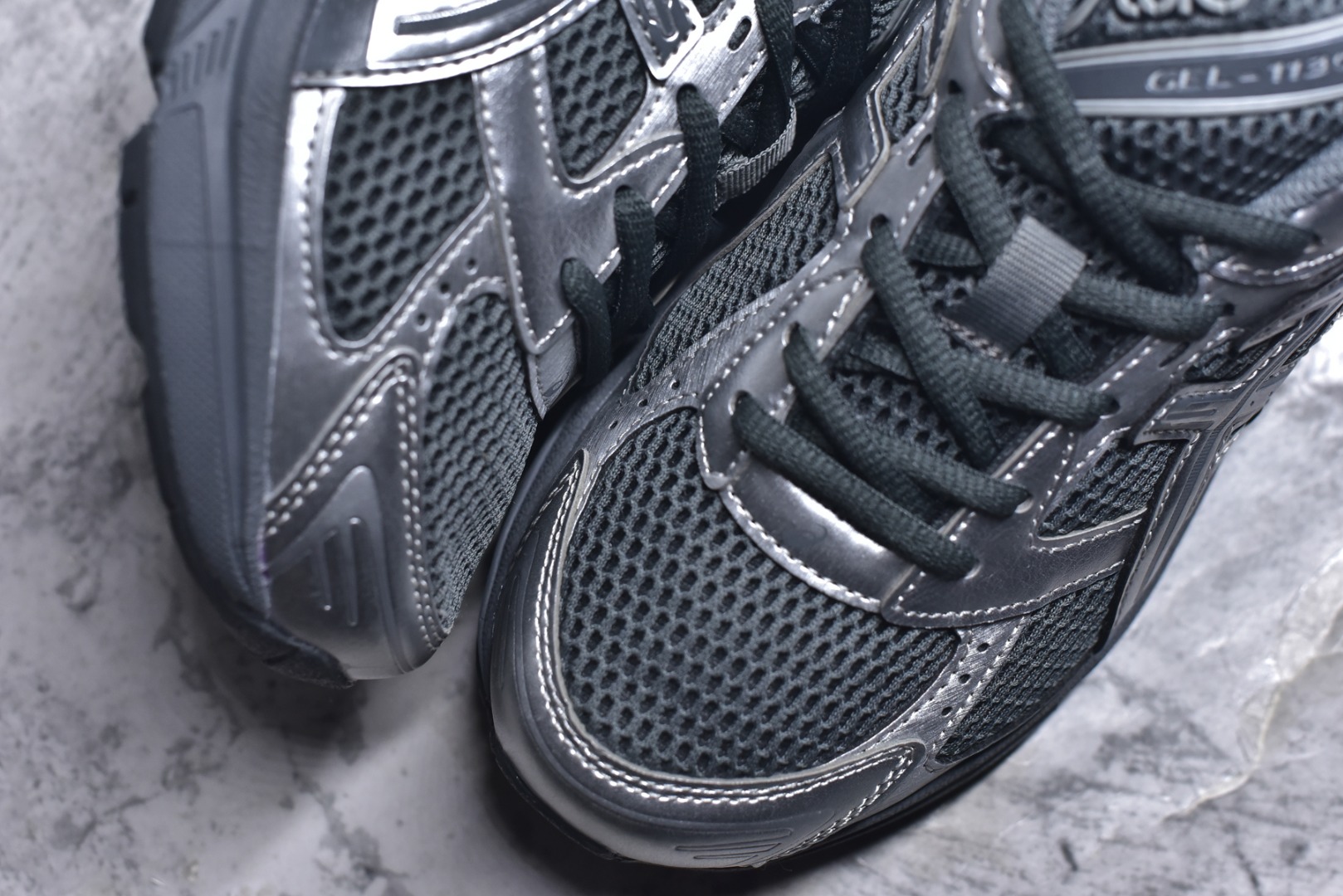 图片[8]-#Asics Gel-1130 亚瑟士系列低帮复古休闲运动慢跑鞋 整双鞋在鞋面部分选用网眼布与皮革相互连接，在鞋面银色金属质感的线条中，ASICS 品牌标志性的虎爪 Logo 出现在鞋身侧面，既展现出复古美感，又加深了整双鞋的层次感。搭载着 Ortholite 鞋垫，之后再辅以 GEL 缓震胶中底和耐磨大底，在提升上脚舒适性的同时，在缓震脚感以及耐磨抓地力方面也能满足日常运动需求。尺码：36 37 37.5 38 39.5 40 40.5 41.5 42 42.5 43.5 44 45-选品中心