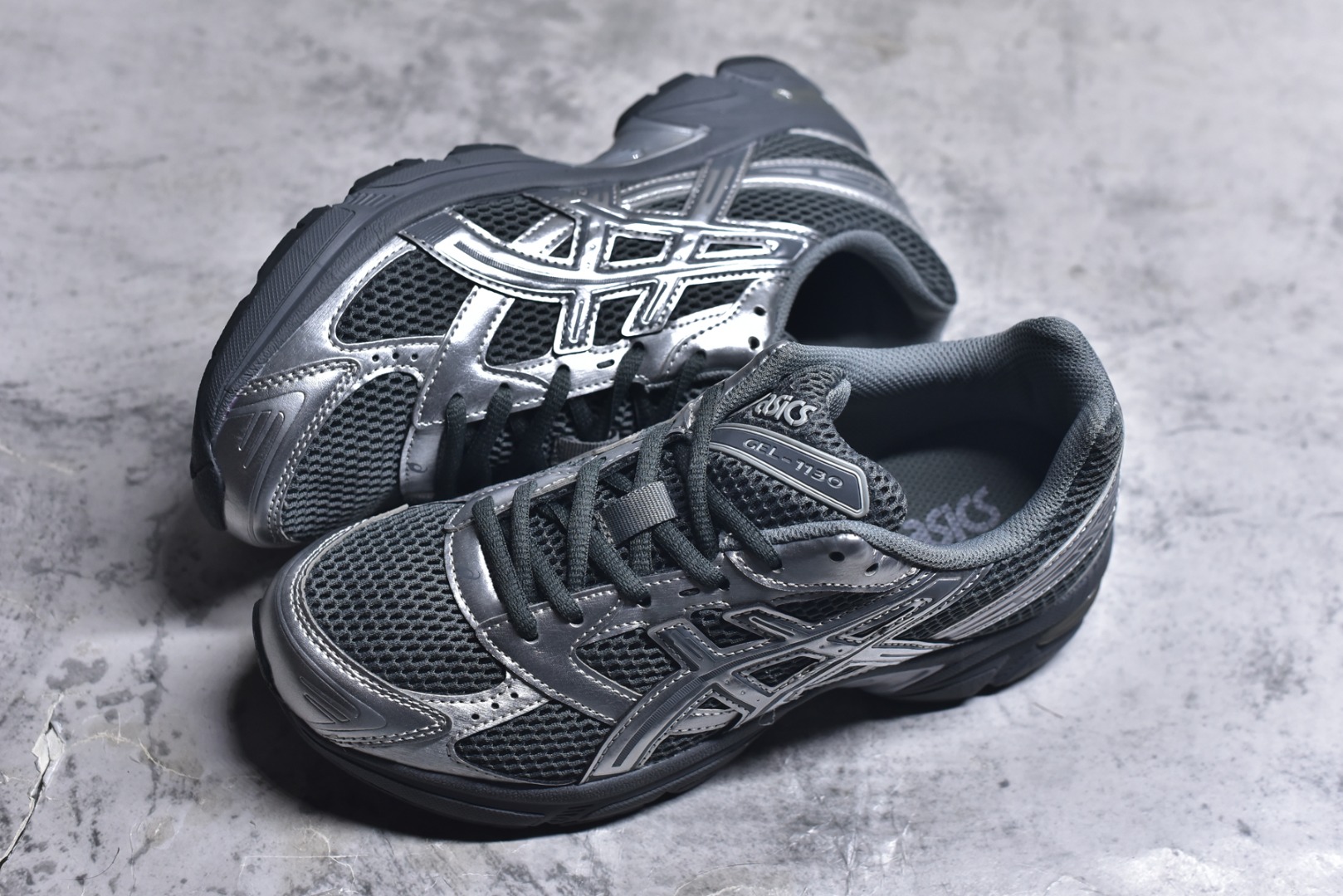 图片[7]-#Asics Gel-1130 亚瑟士系列低帮复古休闲运动慢跑鞋 整双鞋在鞋面部分选用网眼布与皮革相互连接，在鞋面银色金属质感的线条中，ASICS 品牌标志性的虎爪 Logo 出现在鞋身侧面，既展现出复古美感，又加深了整双鞋的层次感。搭载着 Ortholite 鞋垫，之后再辅以 GEL 缓震胶中底和耐磨大底，在提升上脚舒适性的同时，在缓震脚感以及耐磨抓地力方面也能满足日常运动需求。尺码：36 37 37.5 38 39.5 40 40.5 41.5 42 42.5 43.5 44 45-选品中心