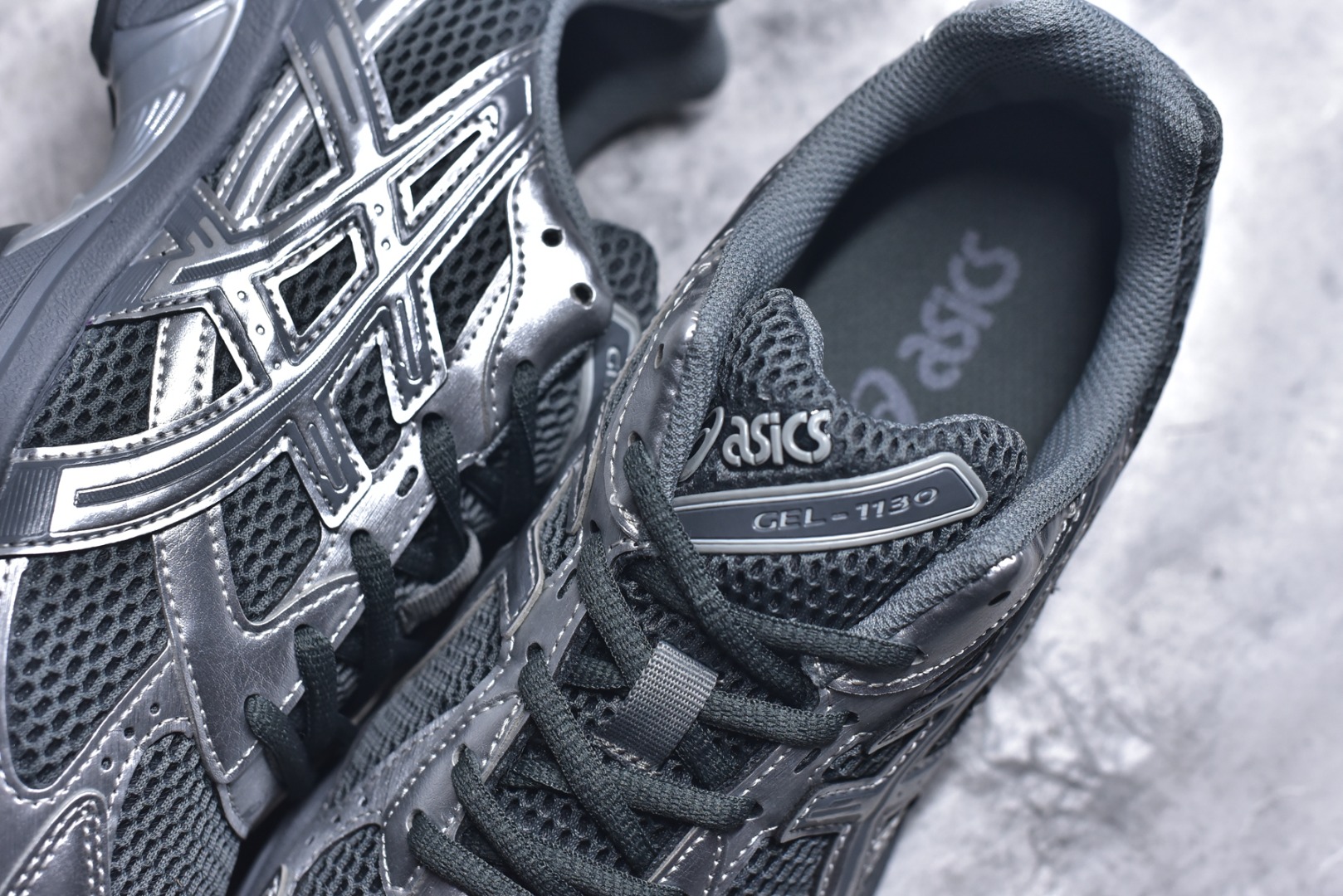图片[9]-#Asics Gel-1130 亚瑟士系列低帮复古休闲运动慢跑鞋 整双鞋在鞋面部分选用网眼布与皮革相互连接，在鞋面银色金属质感的线条中，ASICS 品牌标志性的虎爪 Logo 出现在鞋身侧面，既展现出复古美感，又加深了整双鞋的层次感。搭载着 Ortholite 鞋垫，之后再辅以 GEL 缓震胶中底和耐磨大底，在提升上脚舒适性的同时，在缓震脚感以及耐磨抓地力方面也能满足日常运动需求。尺码：36 37 37.5 38 39.5 40 40.5 41.5 42 42.5 43.5 44 45-选品中心